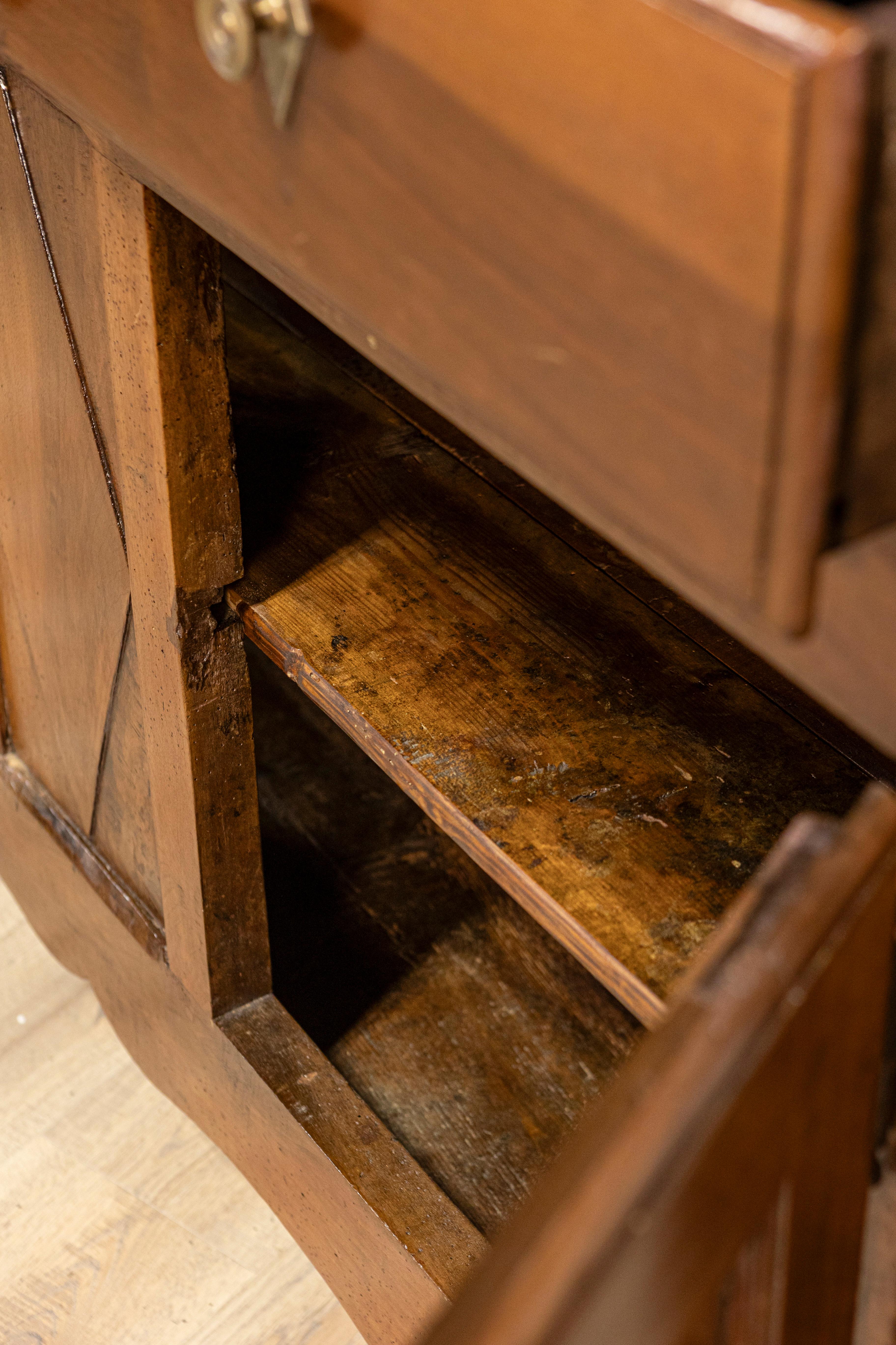 Italian Early 19th Century Walnut Three Drawers over Two Doors Buffet For Sale 6