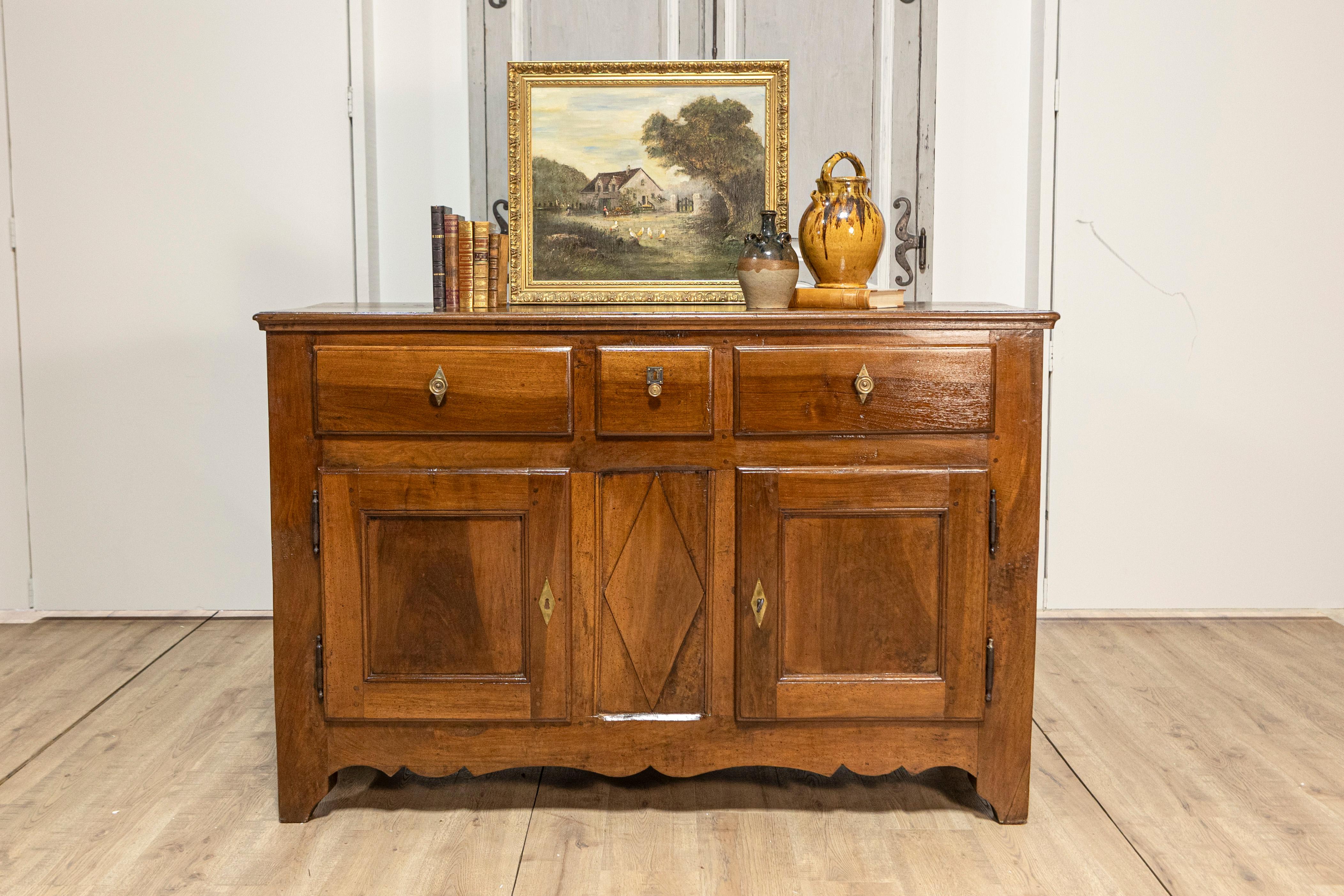 Italian Early 19th Century Walnut Three Drawers over Two Doors Buffet For Sale 8