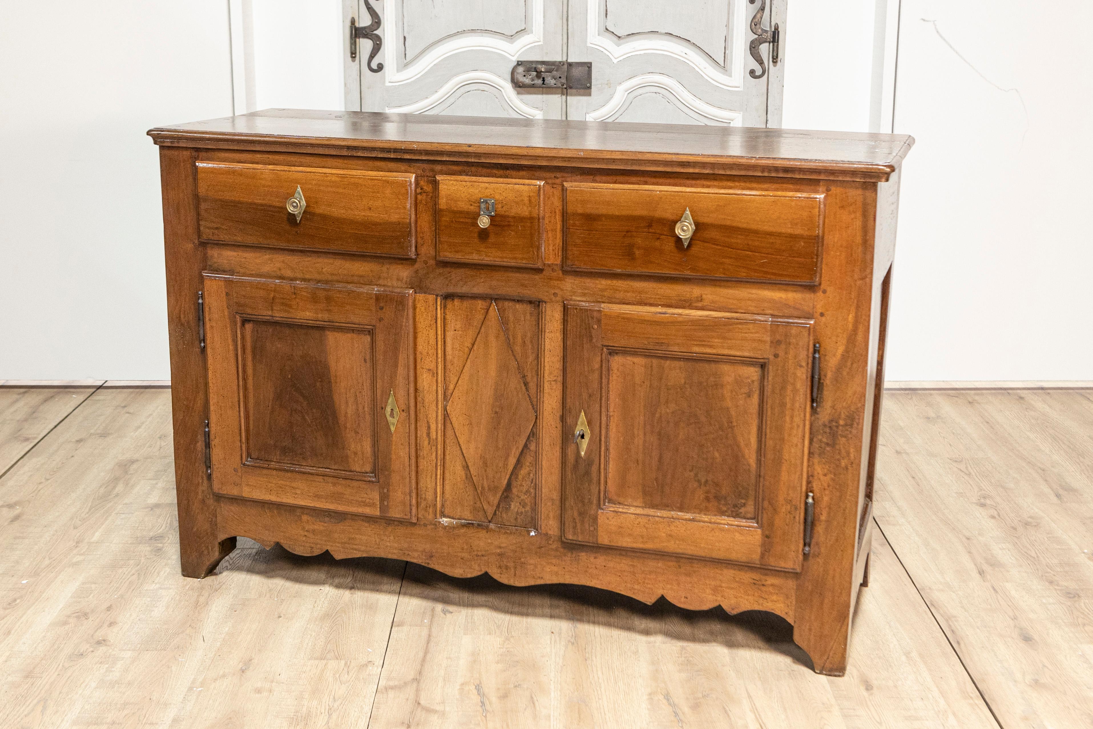Italian Early 19th Century Walnut Three Drawers over Two Doors Buffet In Good Condition For Sale In Atlanta, GA