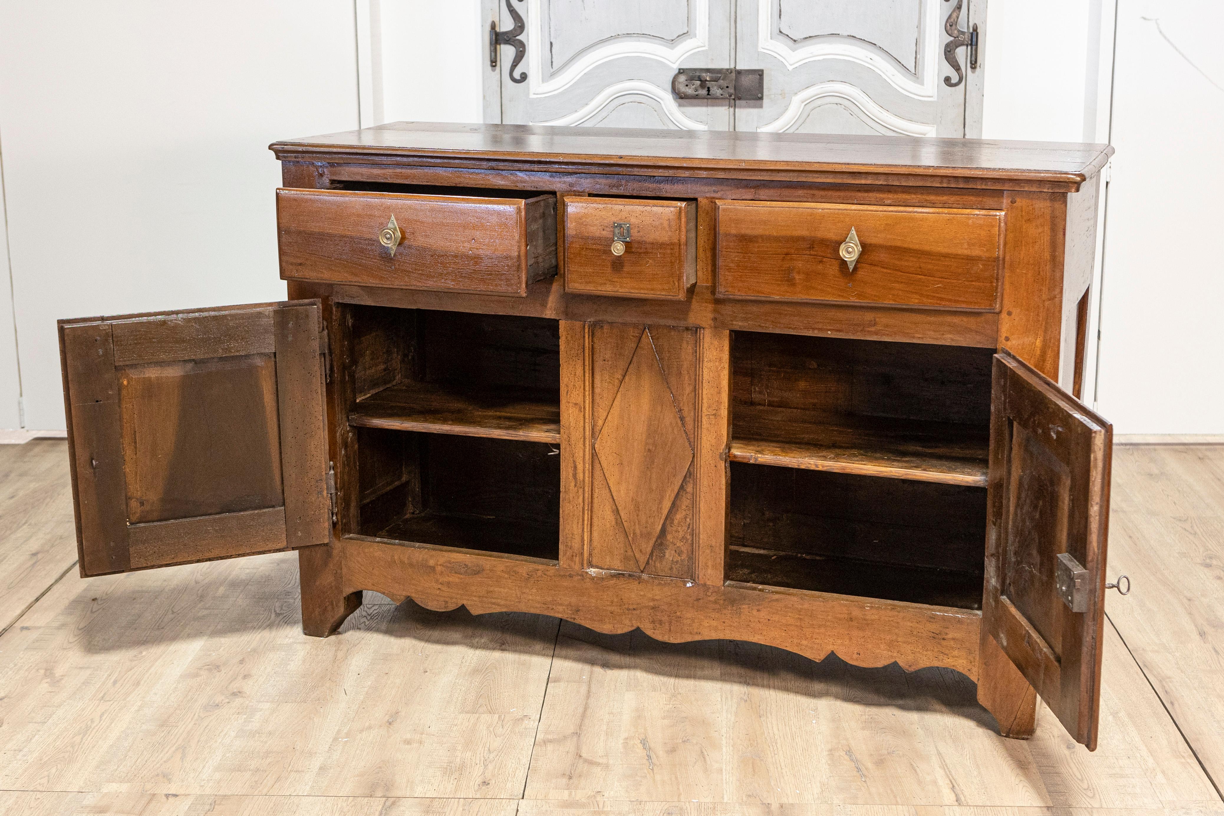 Italian Early 19th Century Walnut Three Drawers over Two Doors Buffet For Sale 4