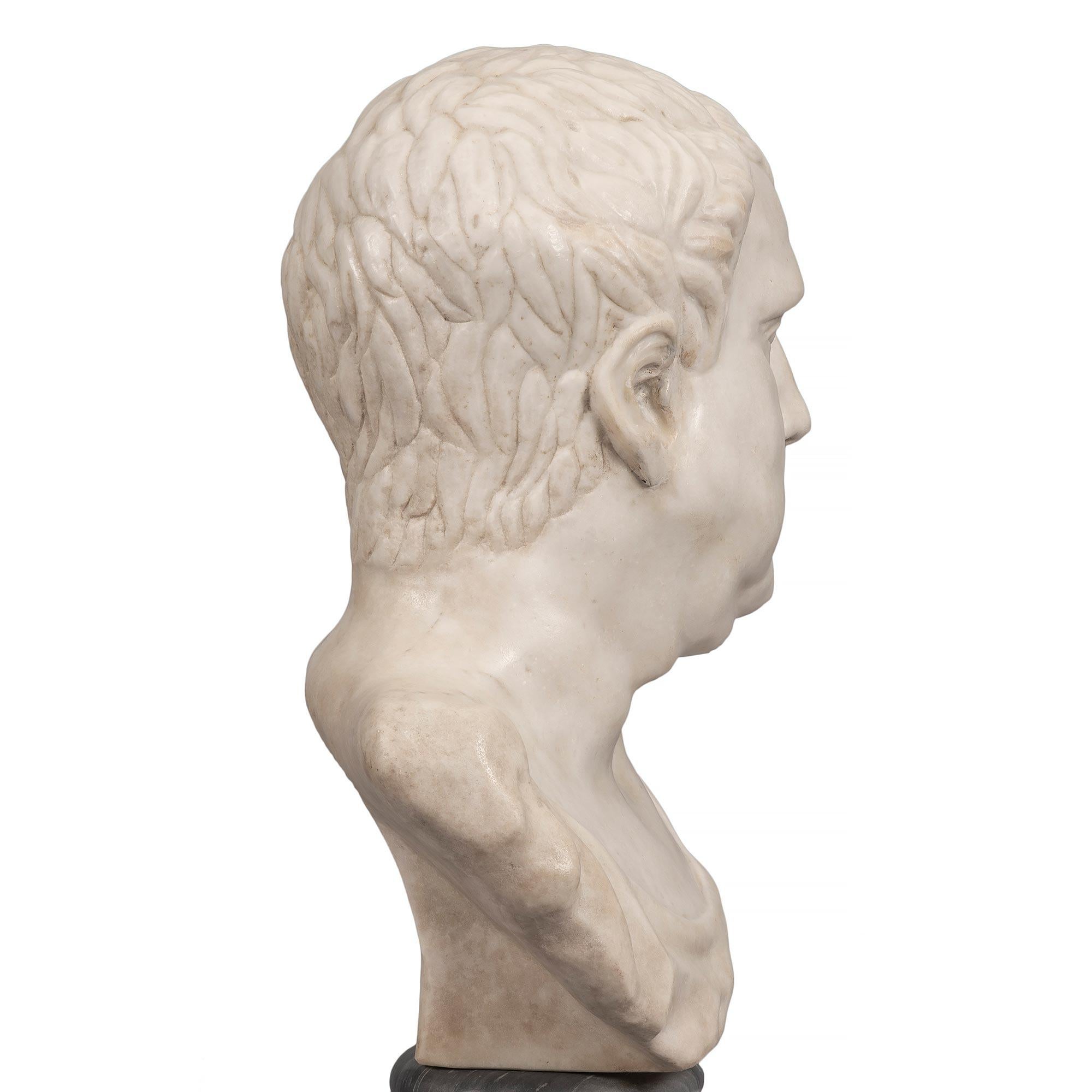 italien Buste d'un empereur romain en marbre blanc de Carrare du début du 19ème siècle en vente