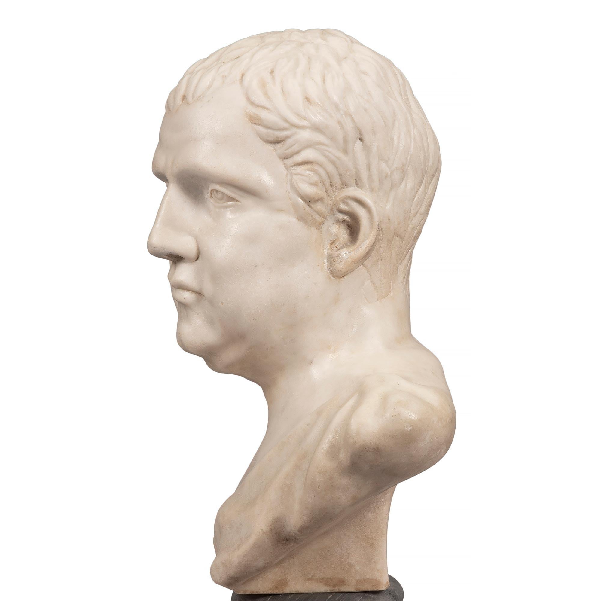 XIXe siècle Buste d'un empereur romain en marbre blanc de Carrare du début du 19ème siècle en vente