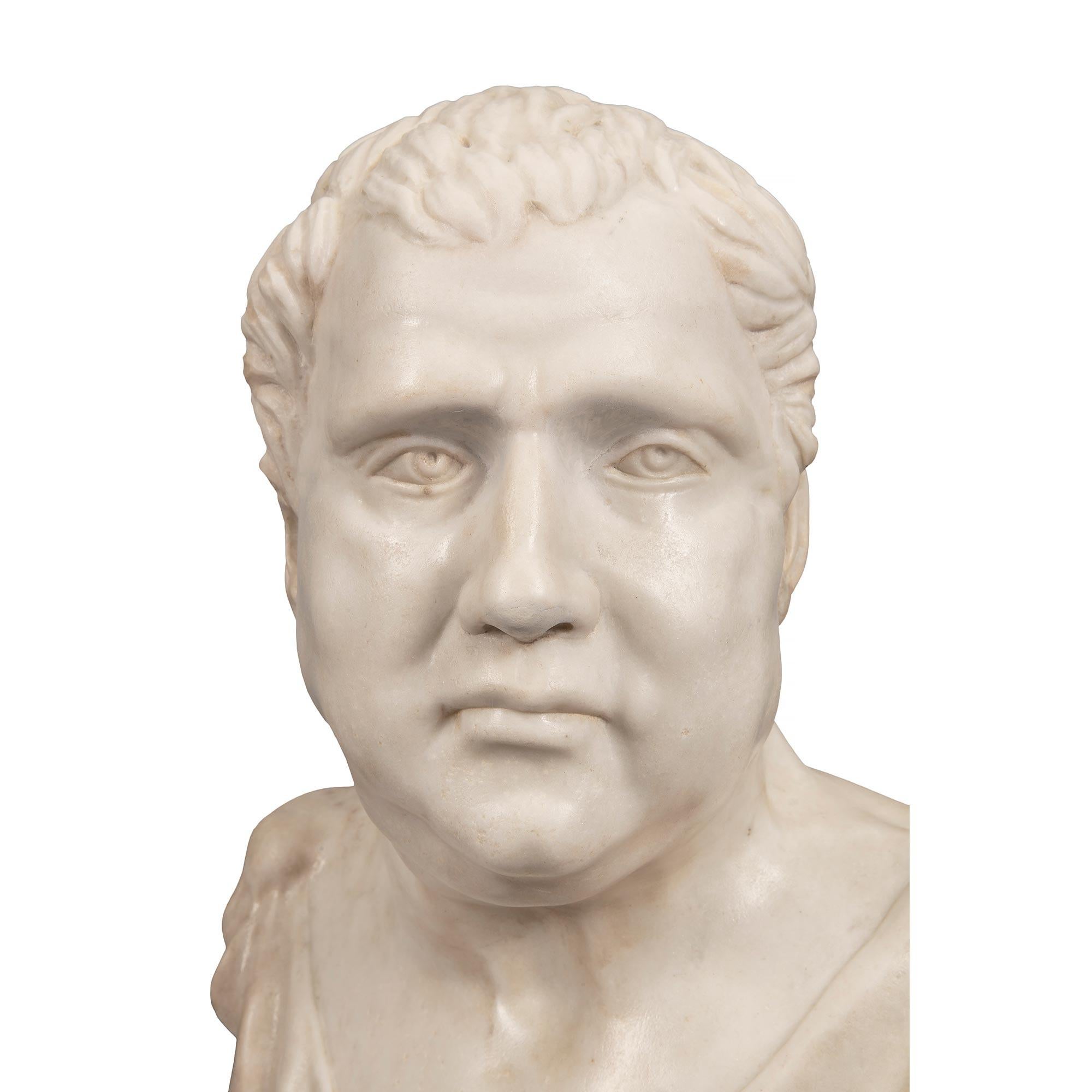 Marbre de Carrare Buste d'un empereur romain en marbre blanc de Carrare du début du 19ème siècle en vente