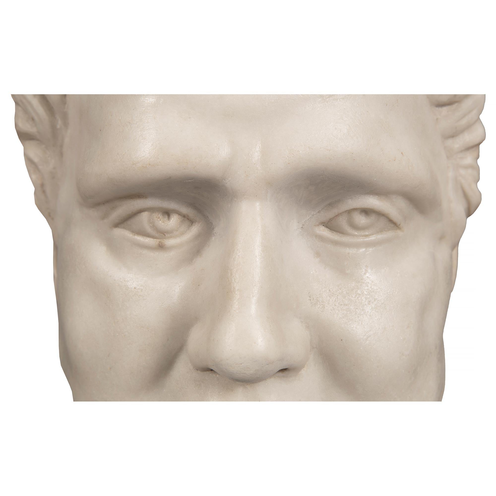 Buste d'un empereur romain en marbre blanc de Carrare du début du 19ème siècle en vente 2