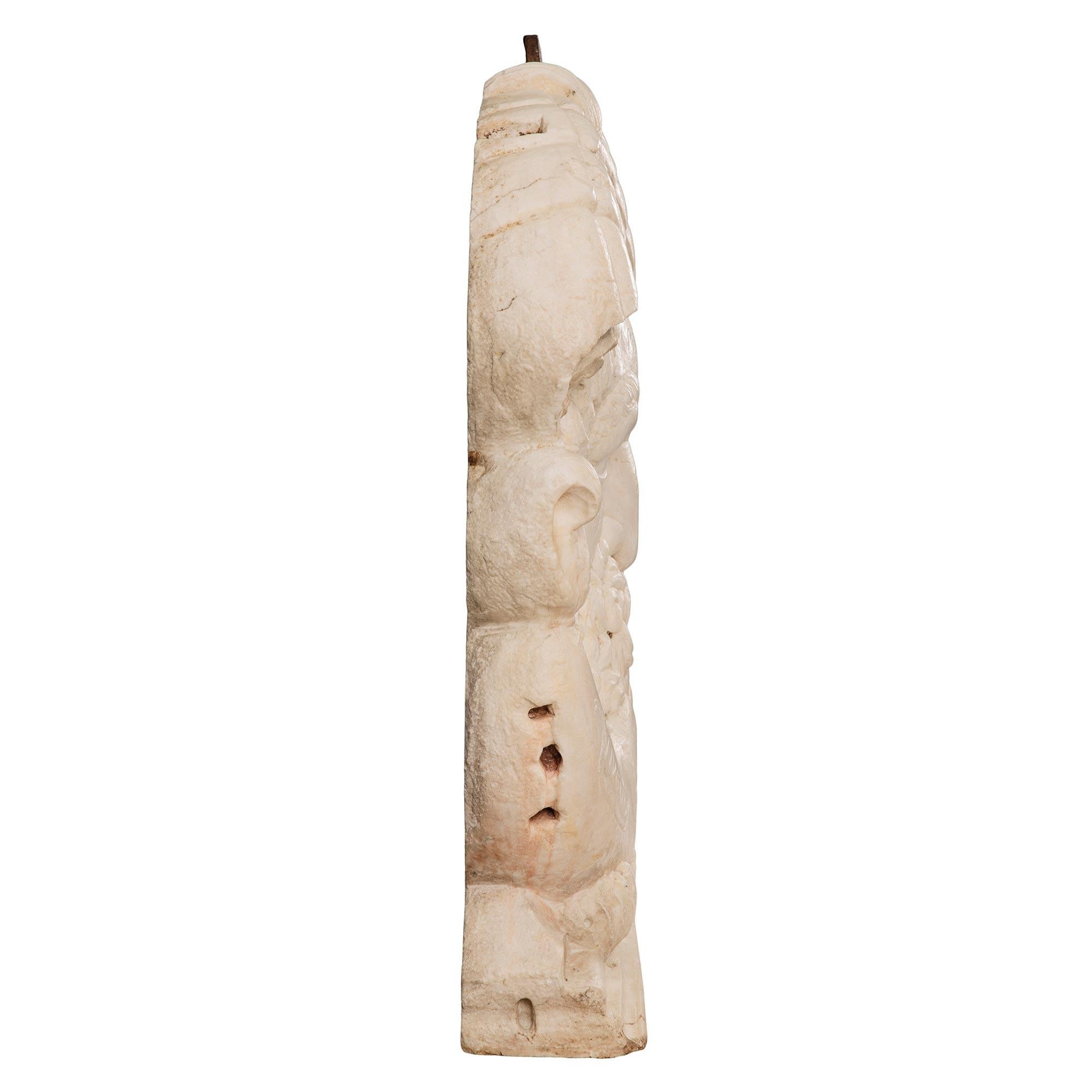 XIXe siècle Tête de fontaine italienne du début du 19ème siècle en marbre blanc de Carrare signée HVGOR en vente