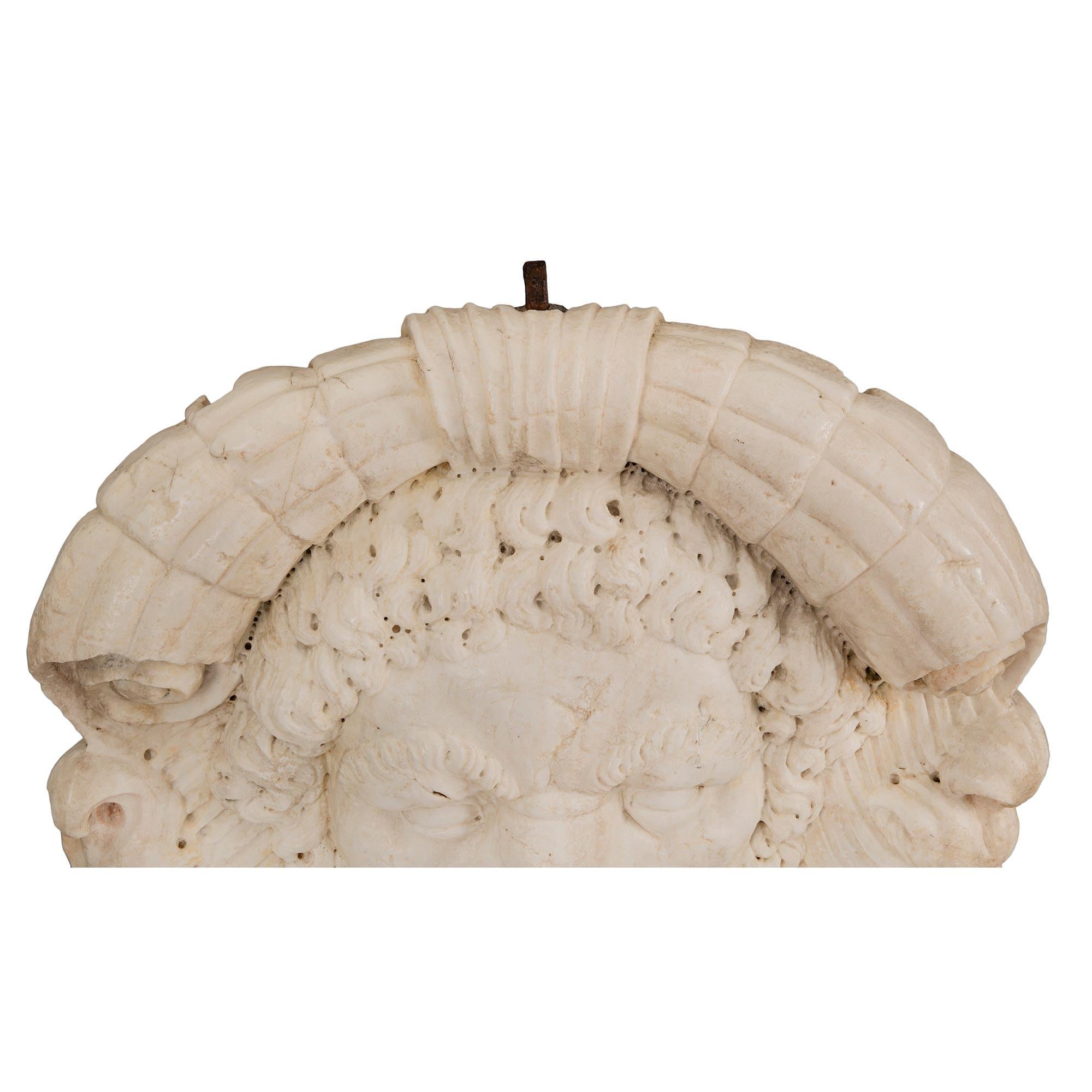 Marbre de Carrare Tête de fontaine italienne du début du 19ème siècle en marbre blanc de Carrare signée HVGOR en vente