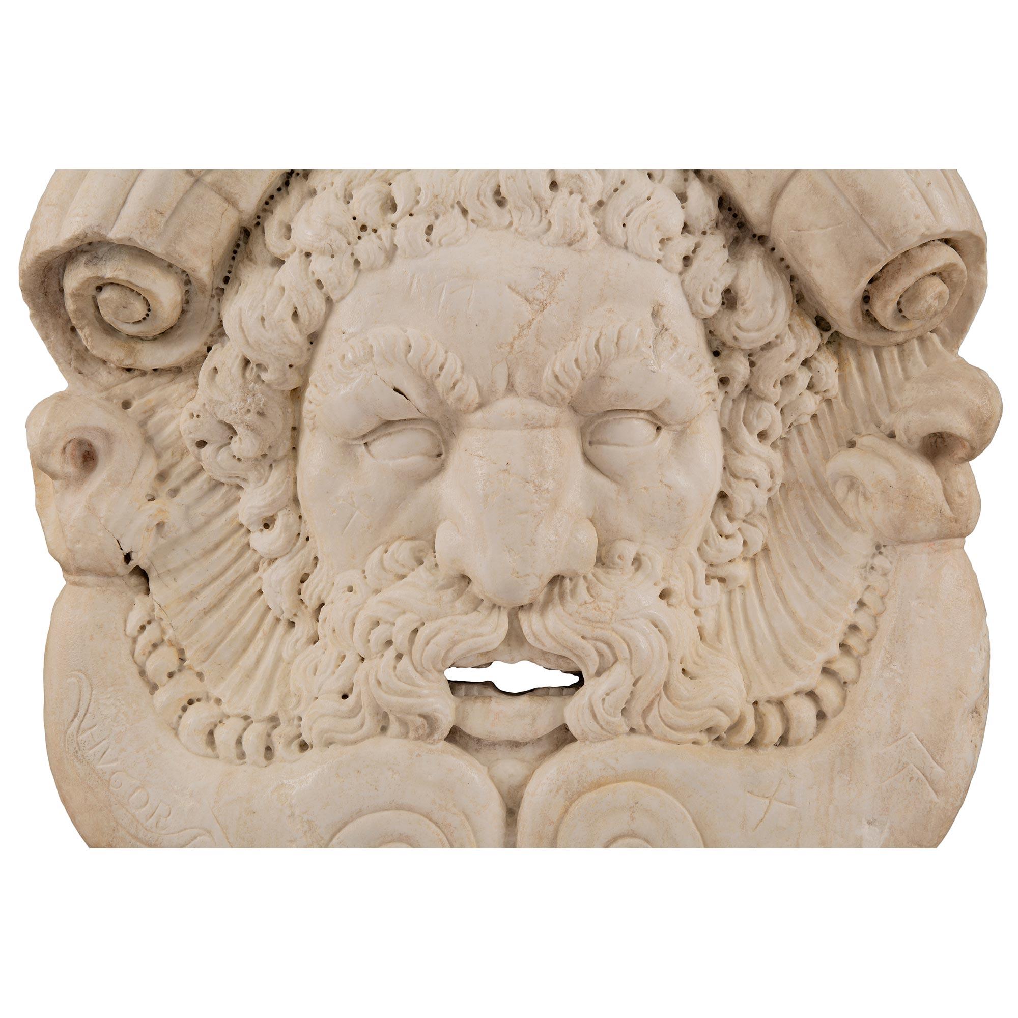 Tête de fontaine italienne du début du 19ème siècle en marbre blanc de Carrare signée HVGOR en vente 1