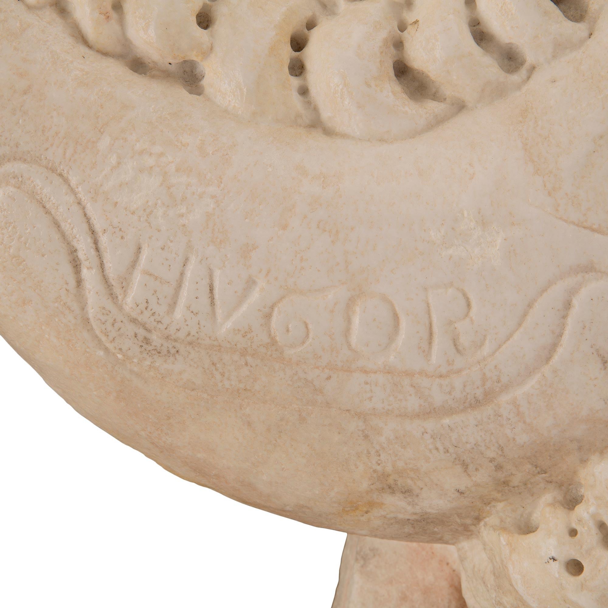 Tête de fontaine italienne du début du 19ème siècle en marbre blanc de Carrare signée HVGOR en vente 3