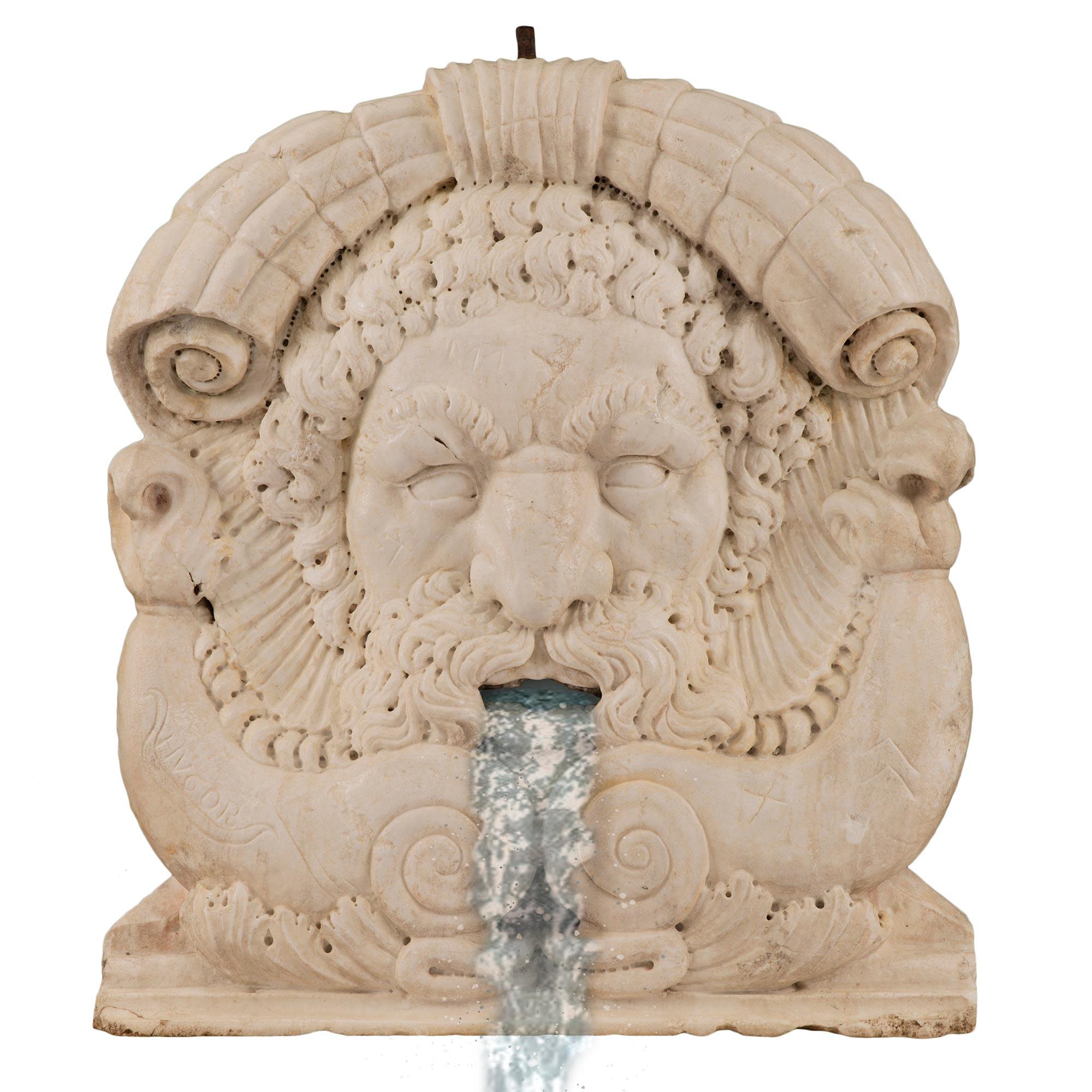 Tête de fontaine italienne du début du 19ème siècle en marbre blanc de Carrare signée HVGOR