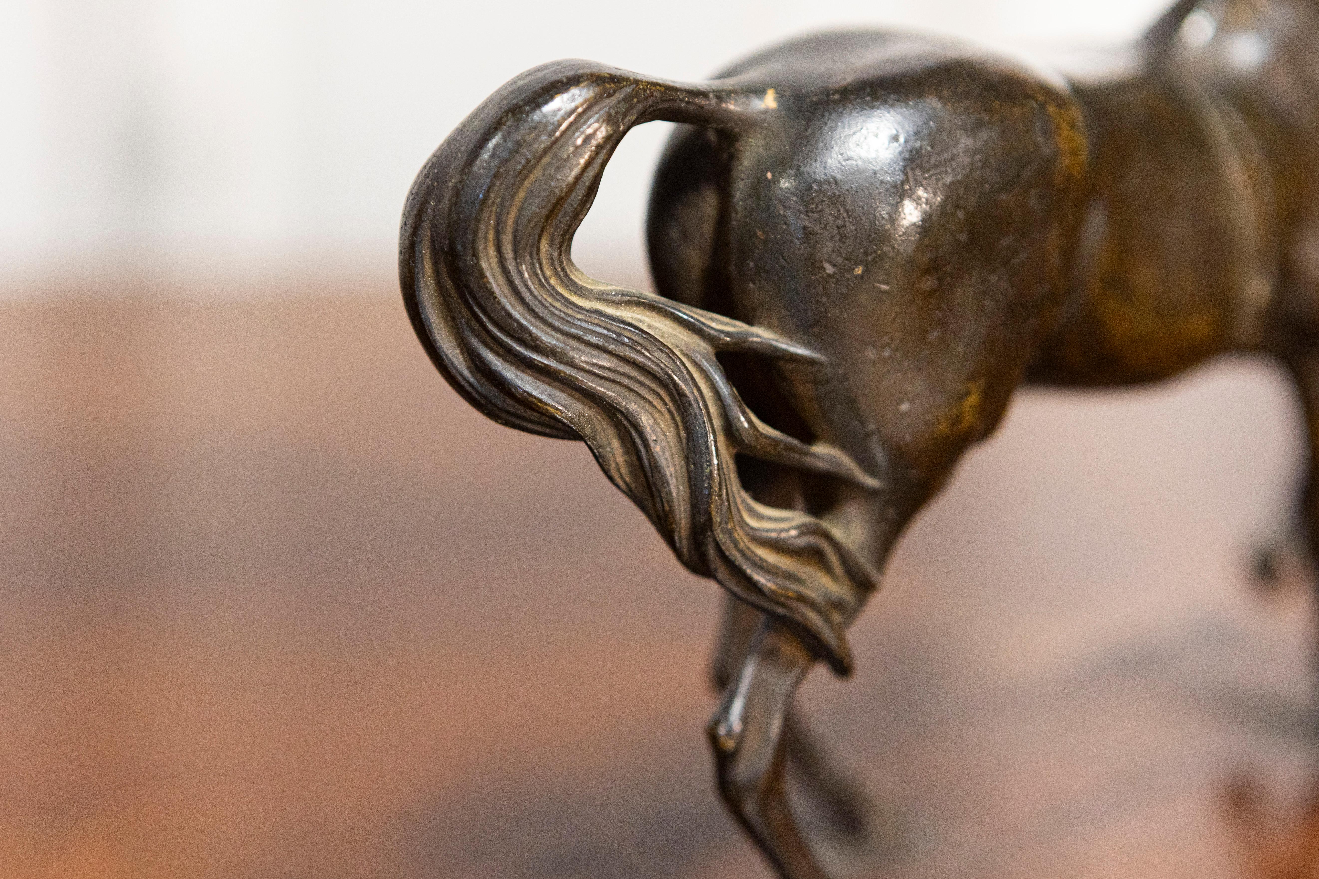 Italienische Pferdeskulptur aus Bronze des frühen 20. Jahrhunderts auf rechteckigem Holzsockel im Angebot 3