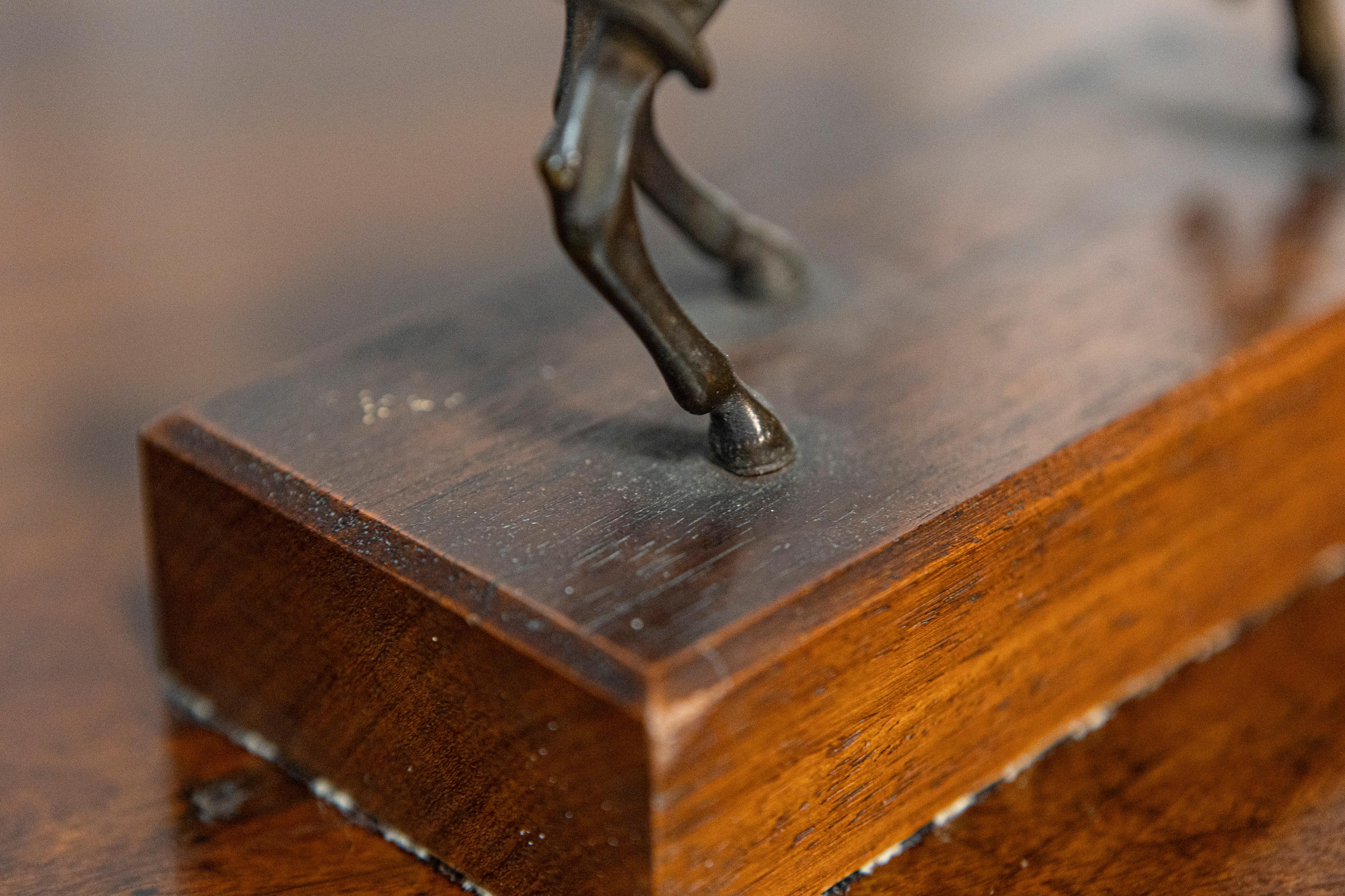 Italienische Pferdeskulptur aus Bronze des frühen 20. Jahrhunderts auf rechteckigem Holzsockel im Angebot 4