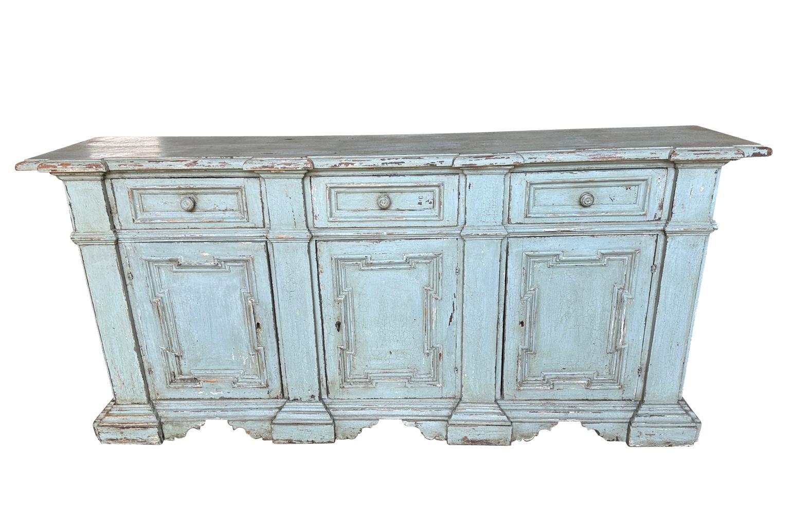 Eine sehr schöne Credenza aus dem frühen 20. Jahrhundert aus der Region Genua in Italien. Solide Konstruktion aus bemaltem Holz mit einer geformten rechteckigen Platte über einem entsprechenden Gehäuse, das drei Schubladen über drei getäfelten Türen