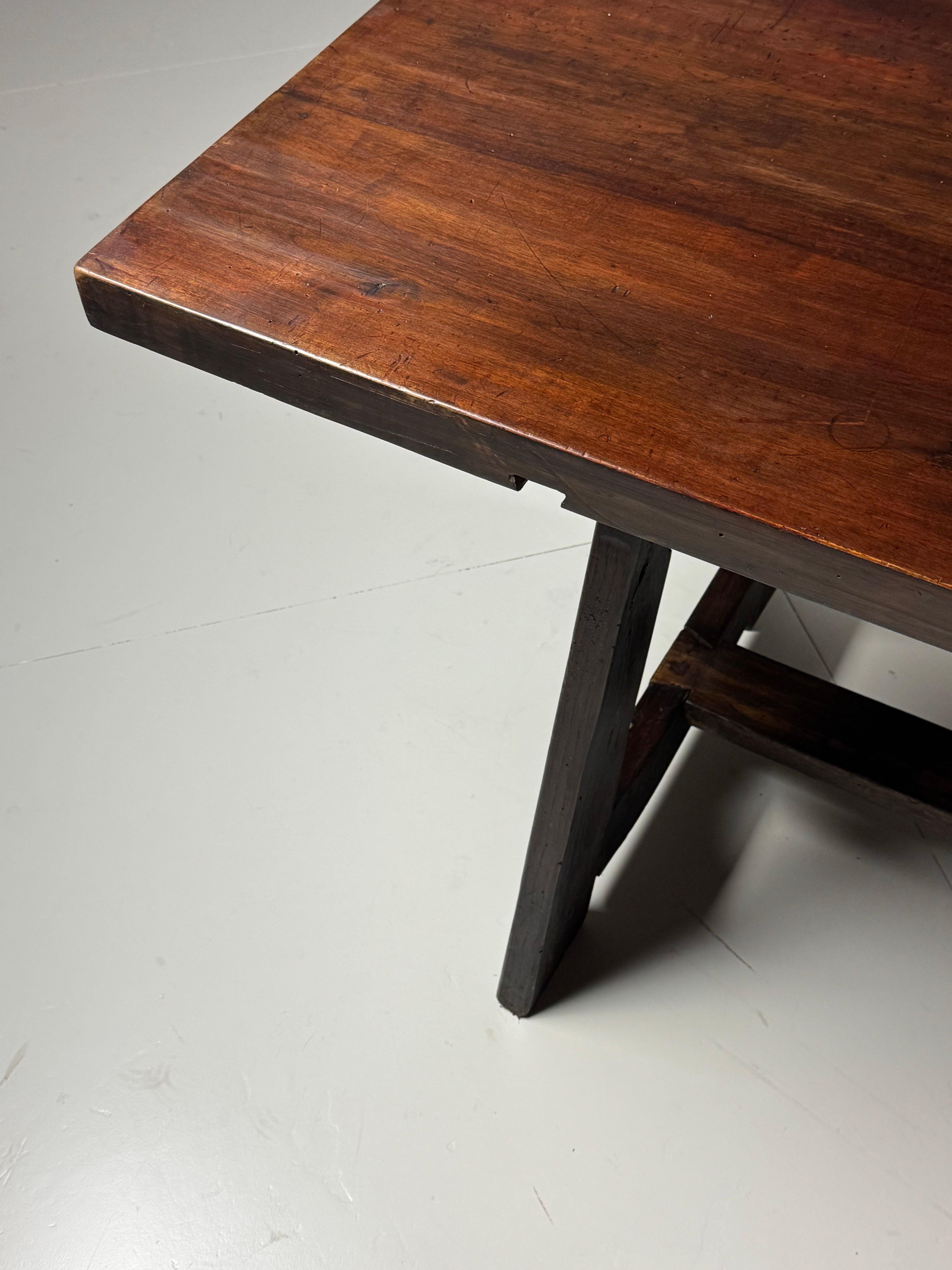 Italian early 20th century dining table Nogal en venta