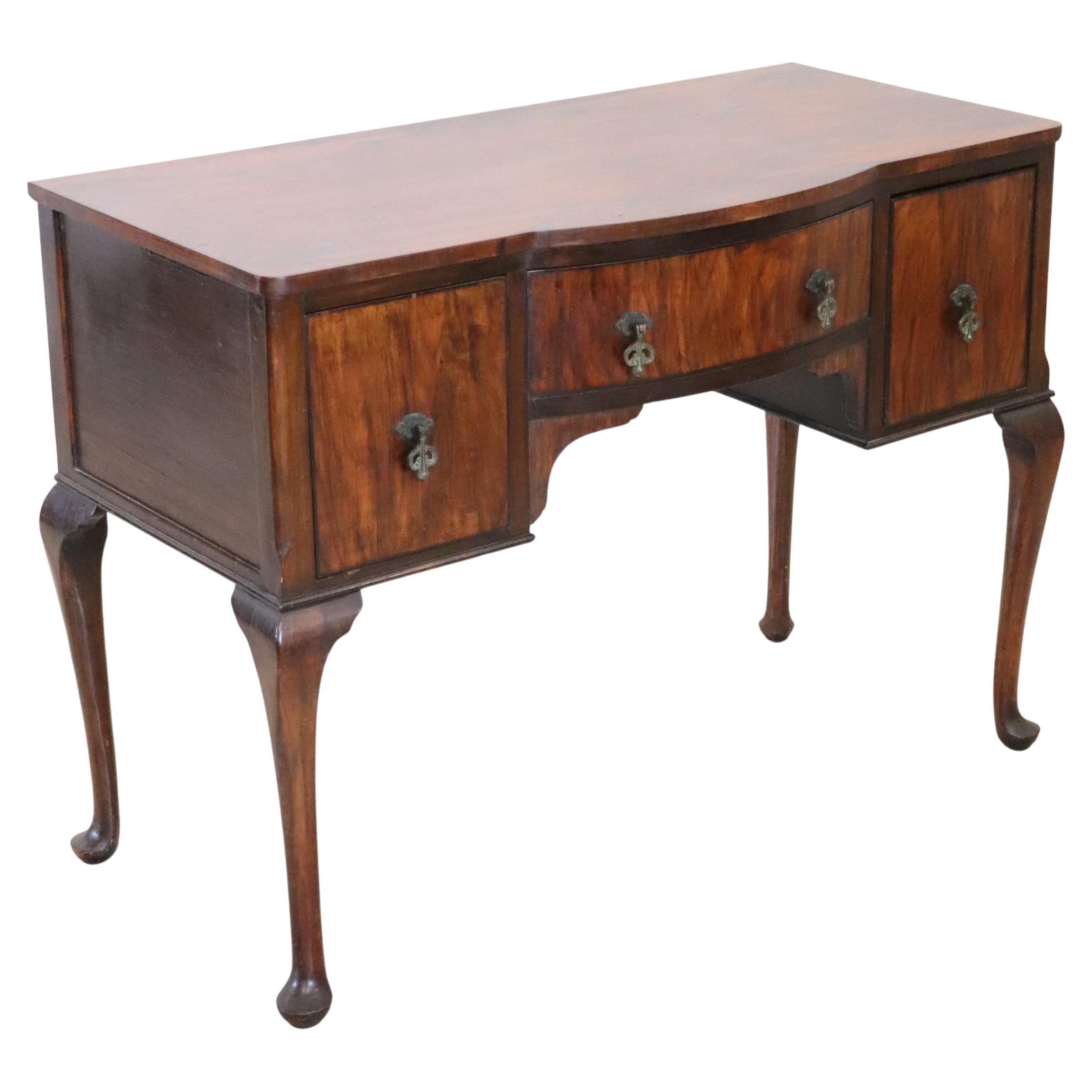 Italian Early 20th Century Elegant Writing Desk in Walnut Veneer