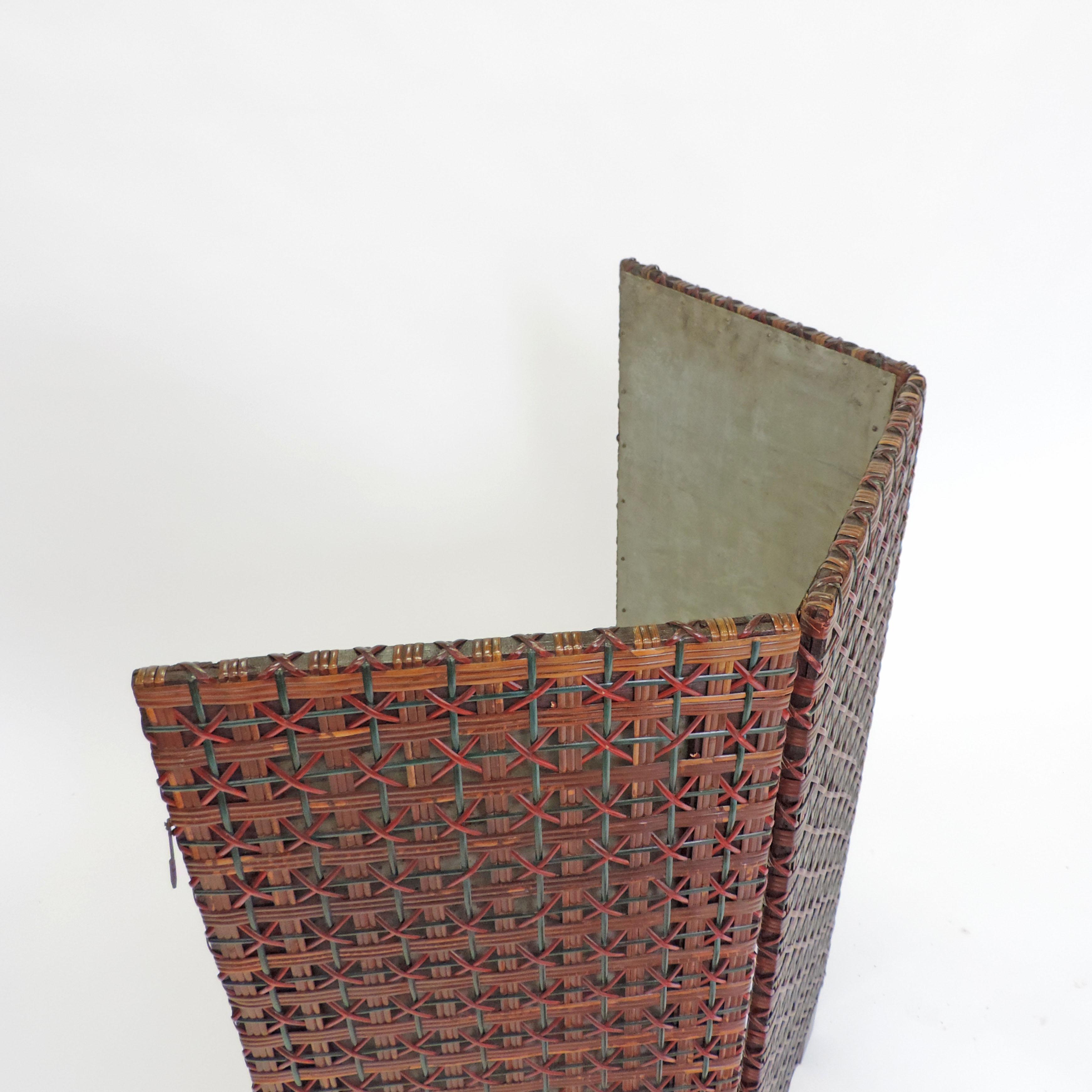 Italian Early 20th Century Foldable Colored Wicker Fire Screen For Sale 1
