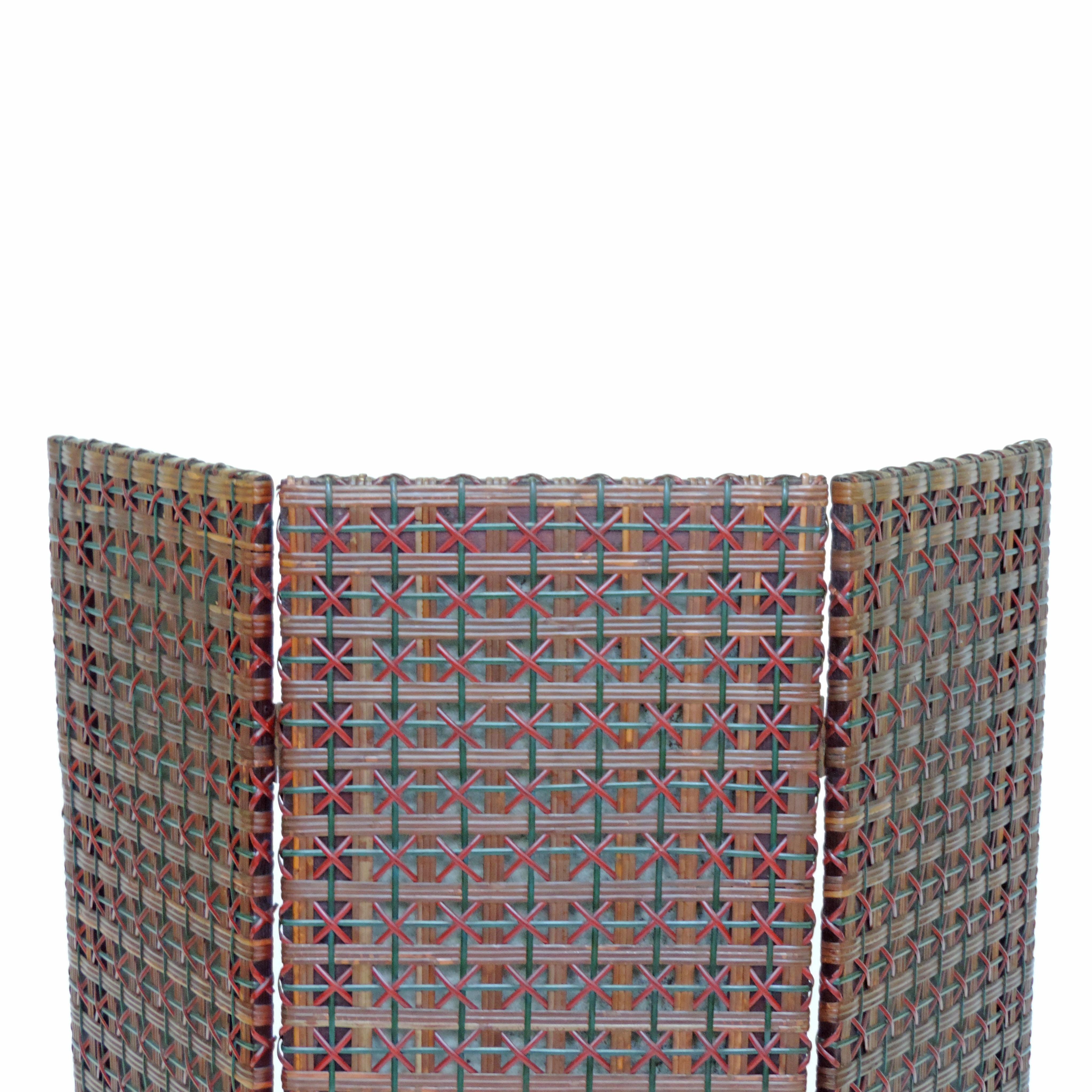 Italian Early 20th Century Foldable Colored Wicker Fire Screen For Sale 4