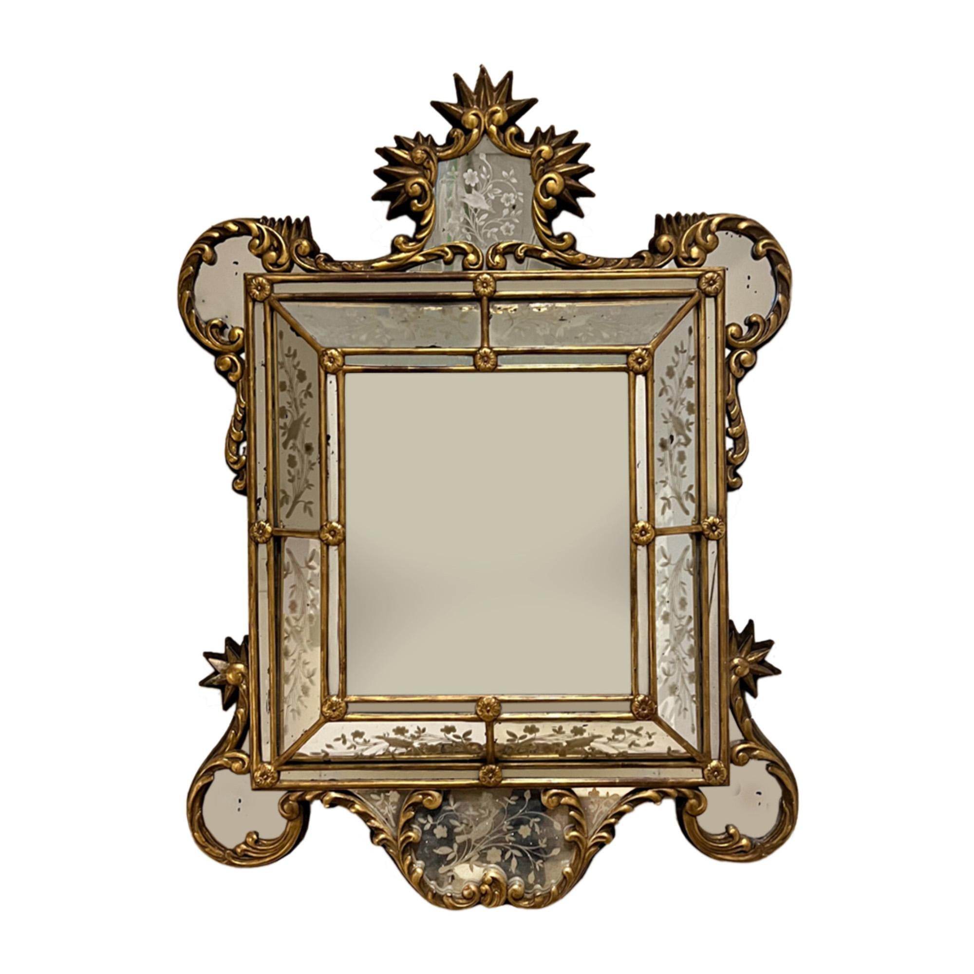 Un miroir à coussin vraiment inhabituel, fabriqué en Italie dans le deuxième quart du 20e siècle. 

Fabriqué en bois doré, il présente le verre gravé d'origine, avec des détails floraux et aviaires. Jetez un coup d'œil à toutes nos photos.