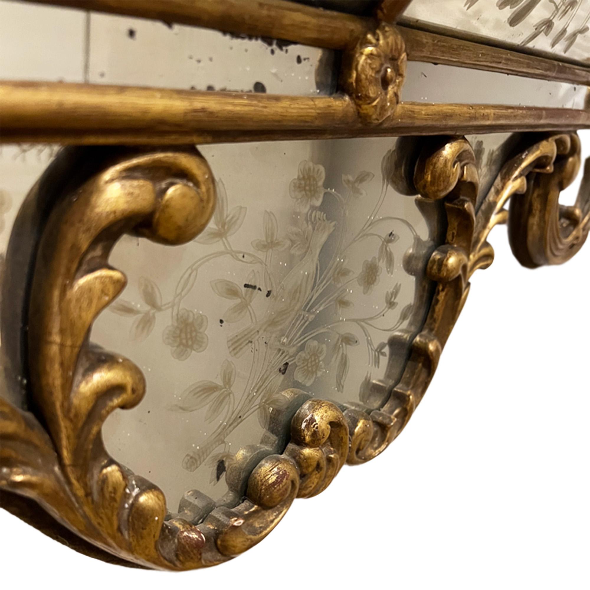 Fait main Miroir à coussin en bois doré italien du début du 20e siècle avec verre gravé en vente