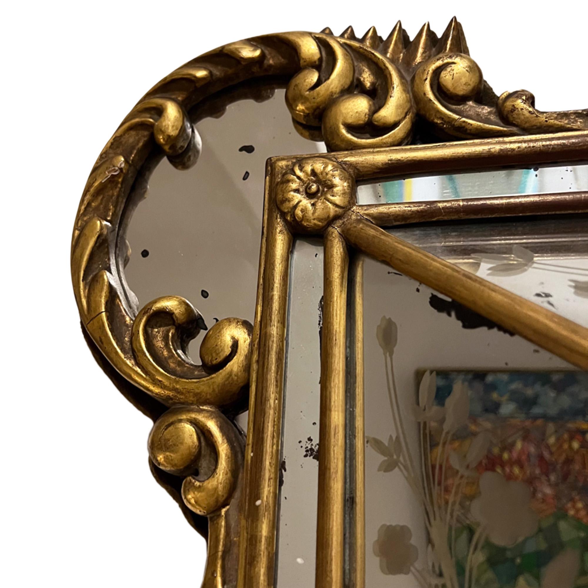 Début du 20ème siècle Miroir à coussin en bois doré italien du début du 20e siècle avec verre gravé en vente