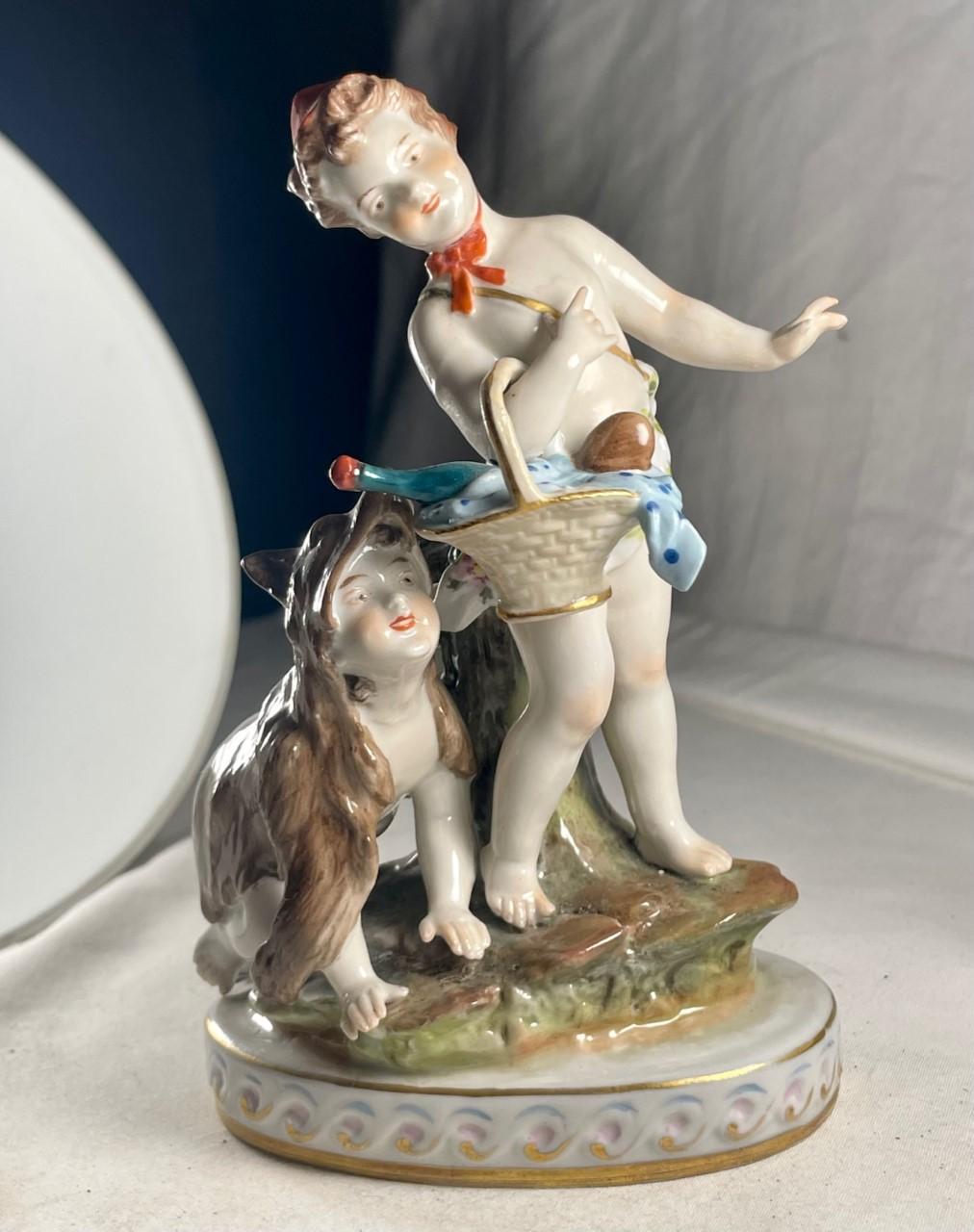 Italienisches Neapel des frühen 20. Jahrhunderts Polychromes Porzellan Skulpturengruppe.

Charmante antike italienische Neapel polychrome Hand gemalt fröhlich spielende Kinder in Porzellan. Die Miniaturskulptur ist wunderschön modelliert und