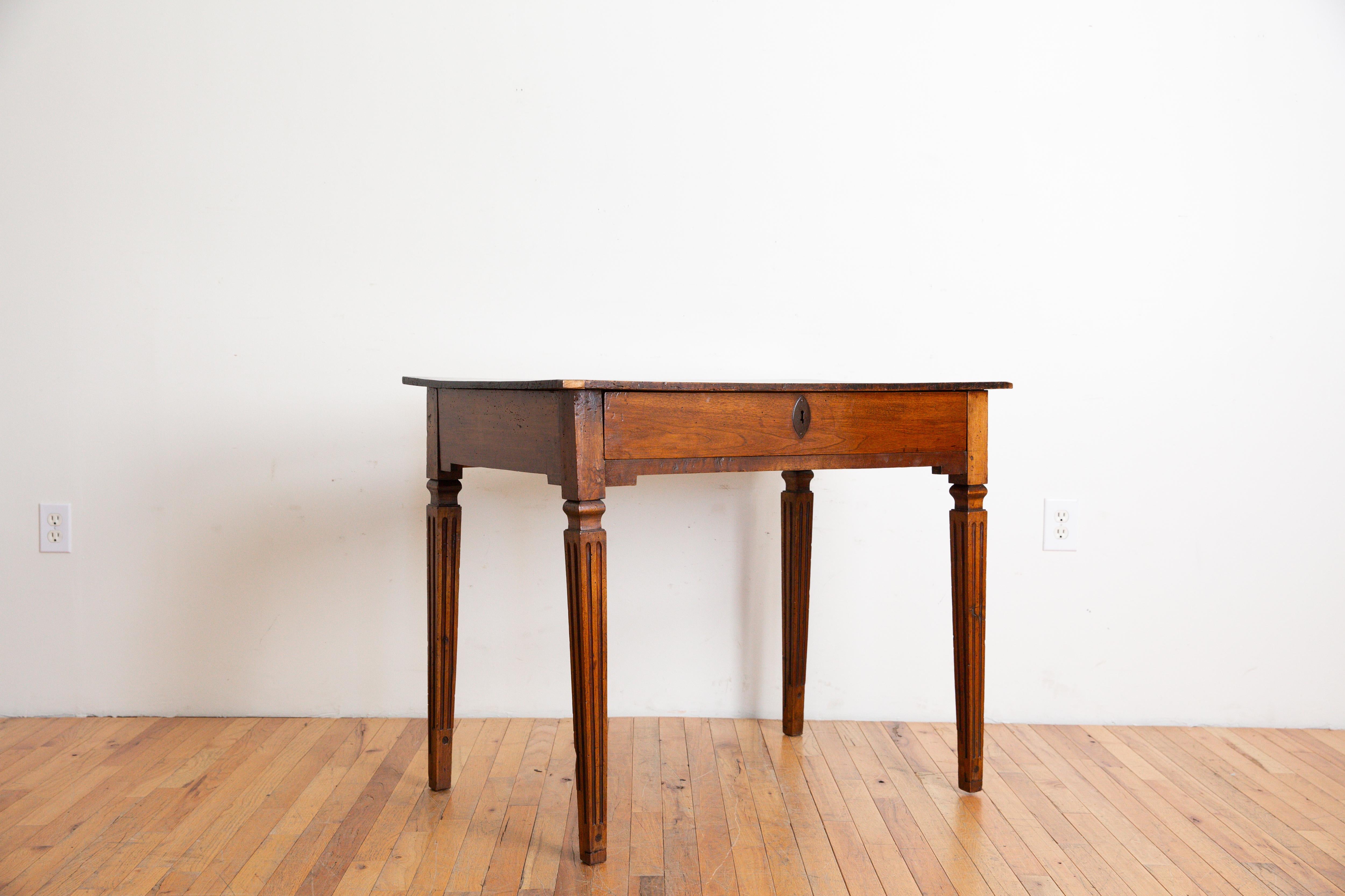 Mesa italiana neoclásica temprana de nogal de 1 cajón, ca. 1780 Luis XVI en venta