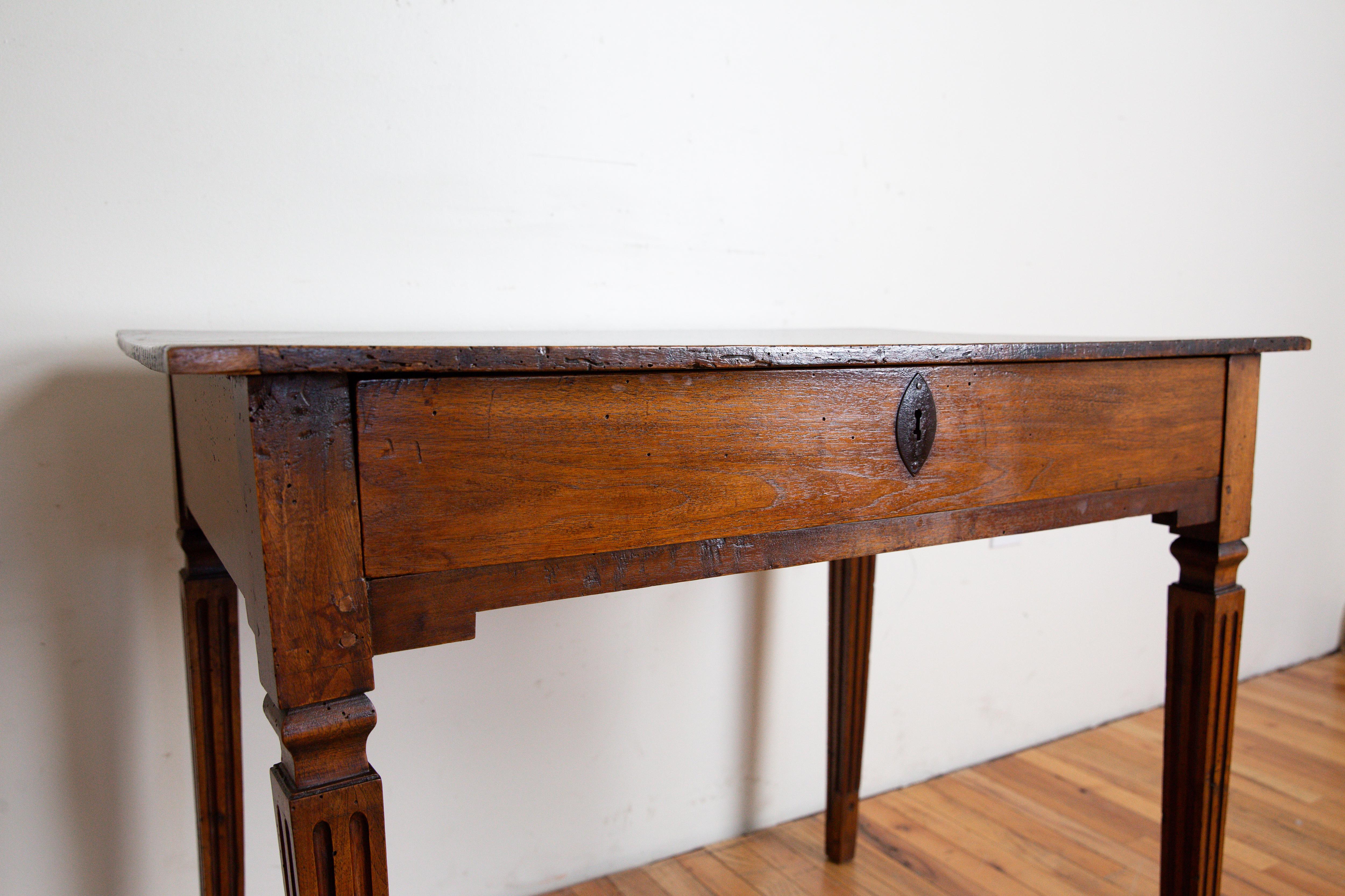 Mesa italiana neoclásica temprana de nogal de 1 cajón, ca. 1780 Nogal en venta