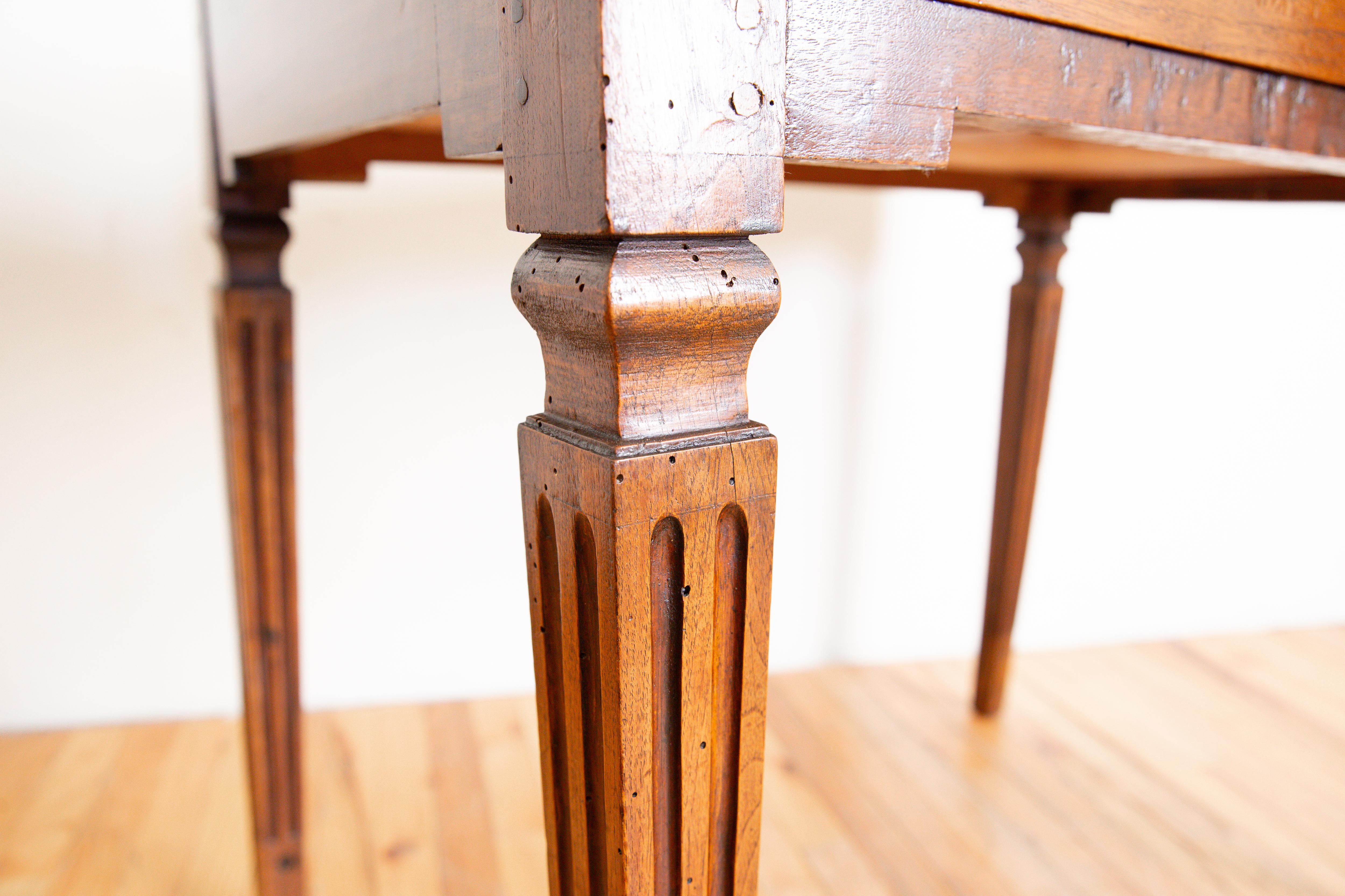 Mesa italiana neoclásica temprana de nogal de 1 cajón, ca. 1780 en venta 1