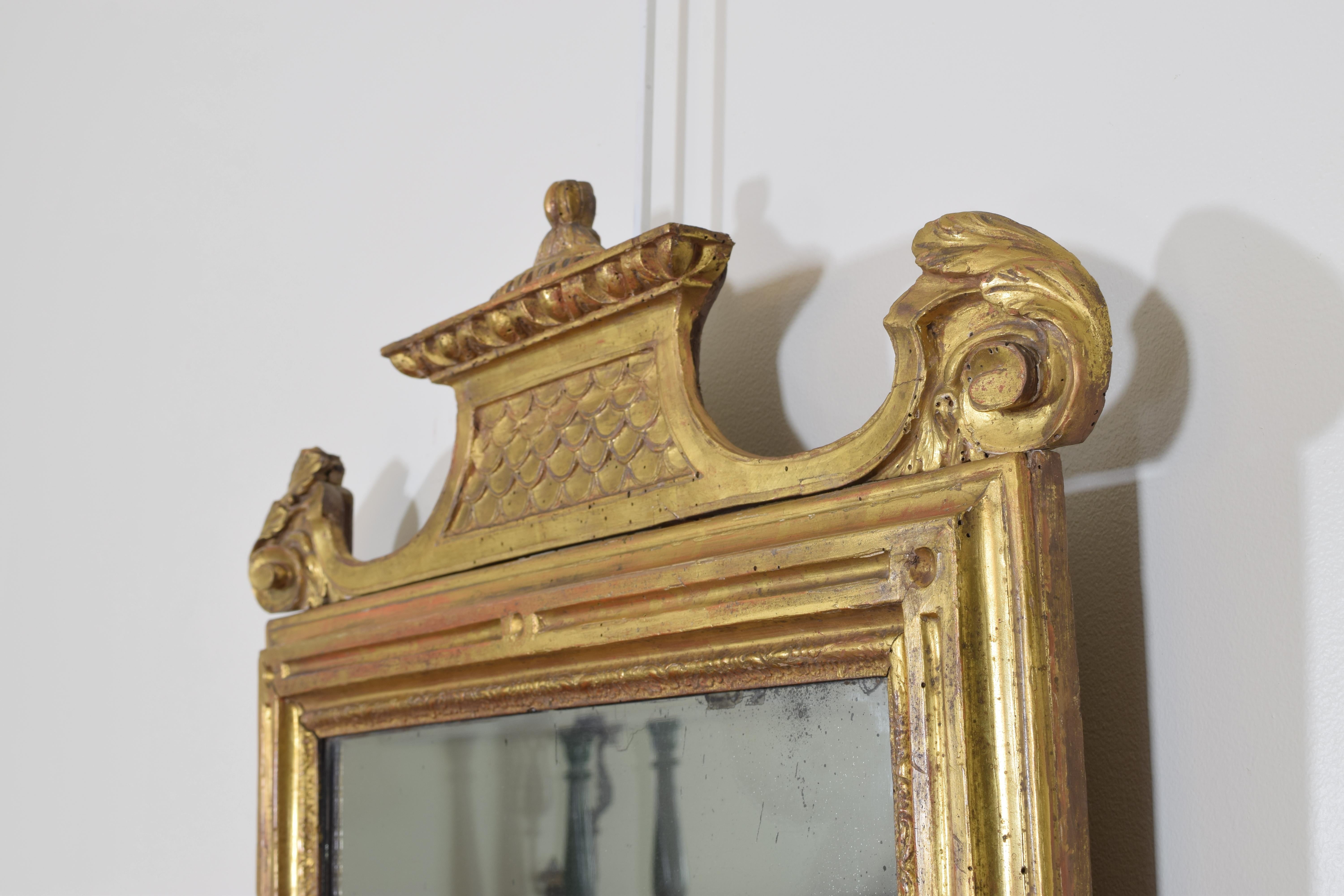 Italian Early Neoclassical Carved Giltwood Mirror, Last Quarter of 18th Century In Excellent Condition In Atlanta, GA