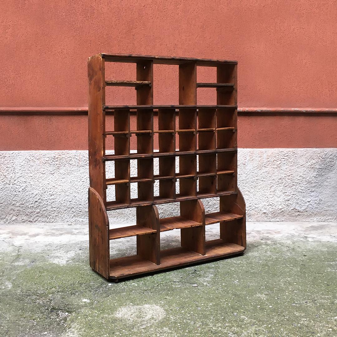 Italian early 20th century shelving with soft wood structure, 1900s
Shelving with soft wood structure with spaces of different sizes, probably originally used for mail reception.

Dating back to the early 20th century.

Measurements: 93 x 29 x