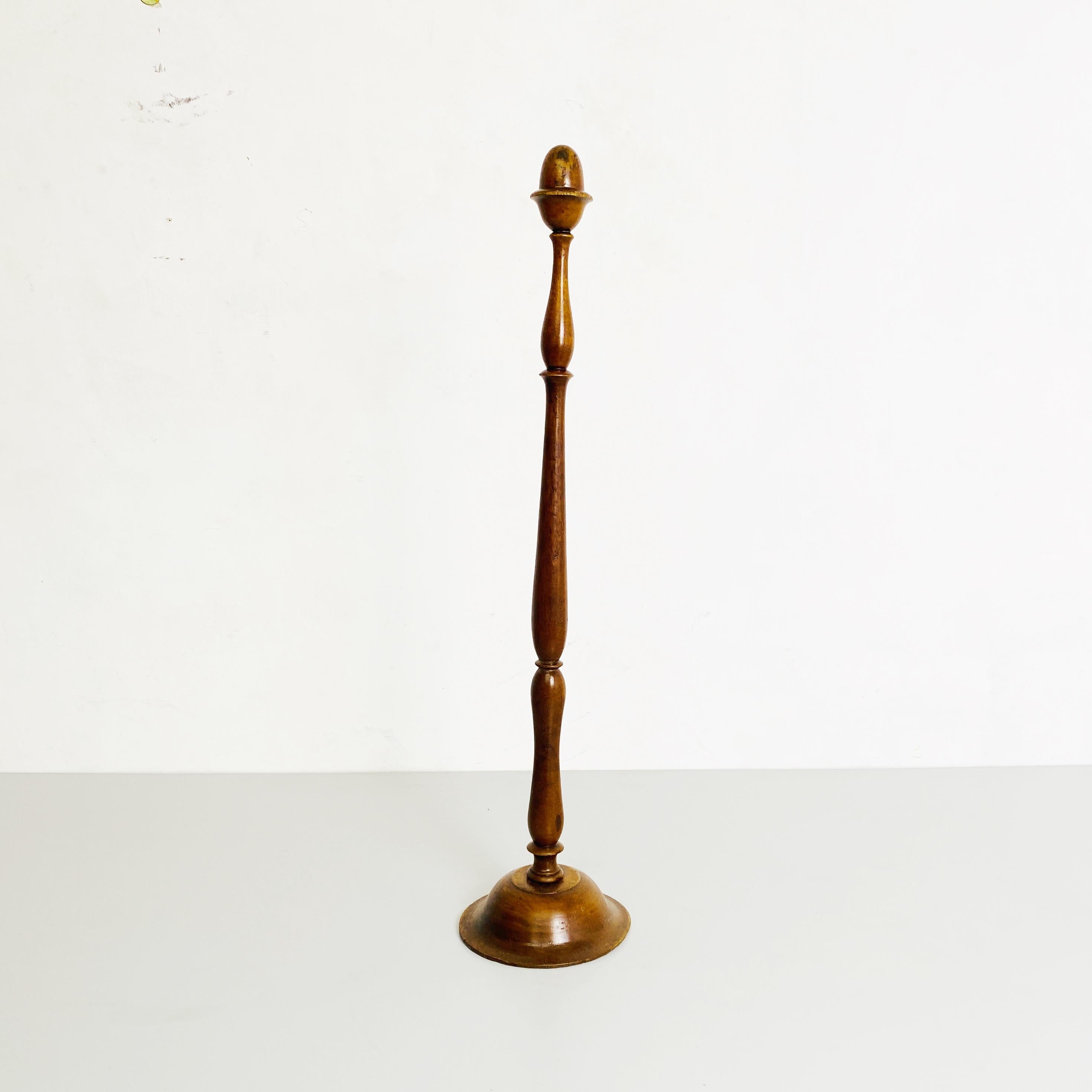 Portacappelli in legno tornito, 1900.
Porta cappelli da terra o da tavolo in legno tornito con base rotonda, realizzato a mano.

Buone condizioni.

Misure in cm 16 x 65 H.