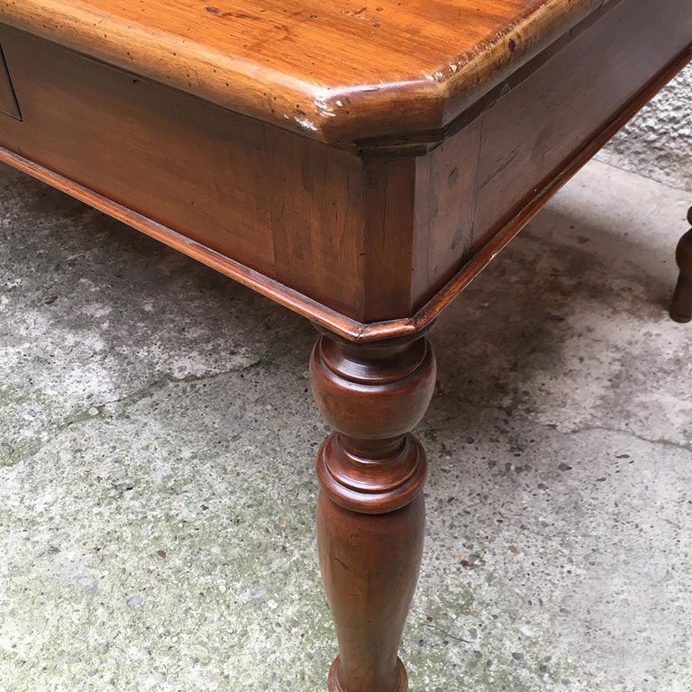 Italian Early 20th Century Walnut and Rectangular Table with Drawers, 1900s In Good Condition For Sale In MIlano, IT