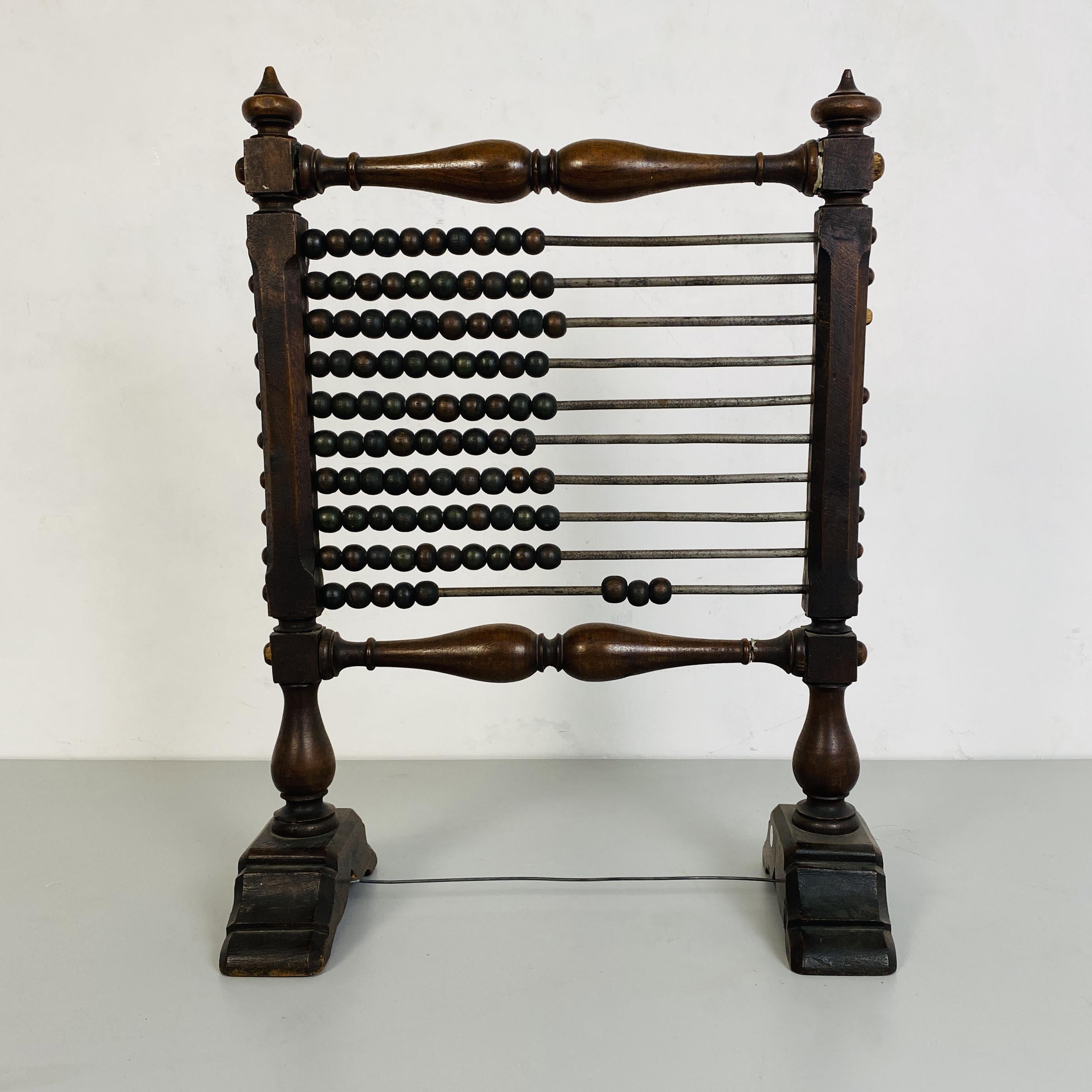 Wooden abacus, 1900s
Table abacus in turned wood with horizontal metal rods and wooden spheres, made in the early twentieth century.

Good condition, evident defects in the photos.

Measurements in cm 43x21x55h.