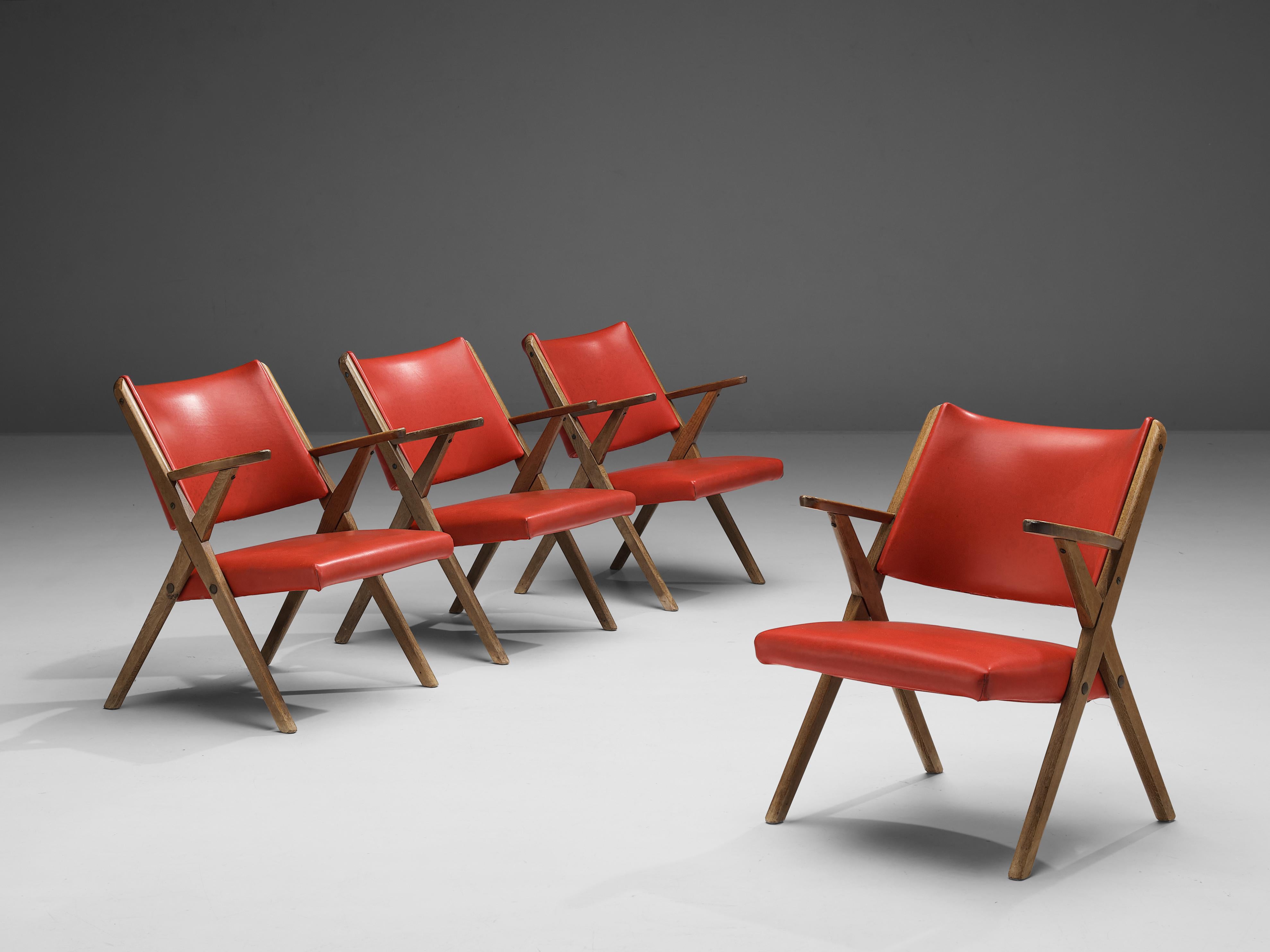 Fauteuils, hêtre, faux cuir, Italie, années 1950

Fauteuils conçus en Italie. L'influence de la philosophie de Ponti et du mouvement moderne italien est très perceptible dans cette chaise. Cela se voit par exemple dans les accoudoirs et le caractère