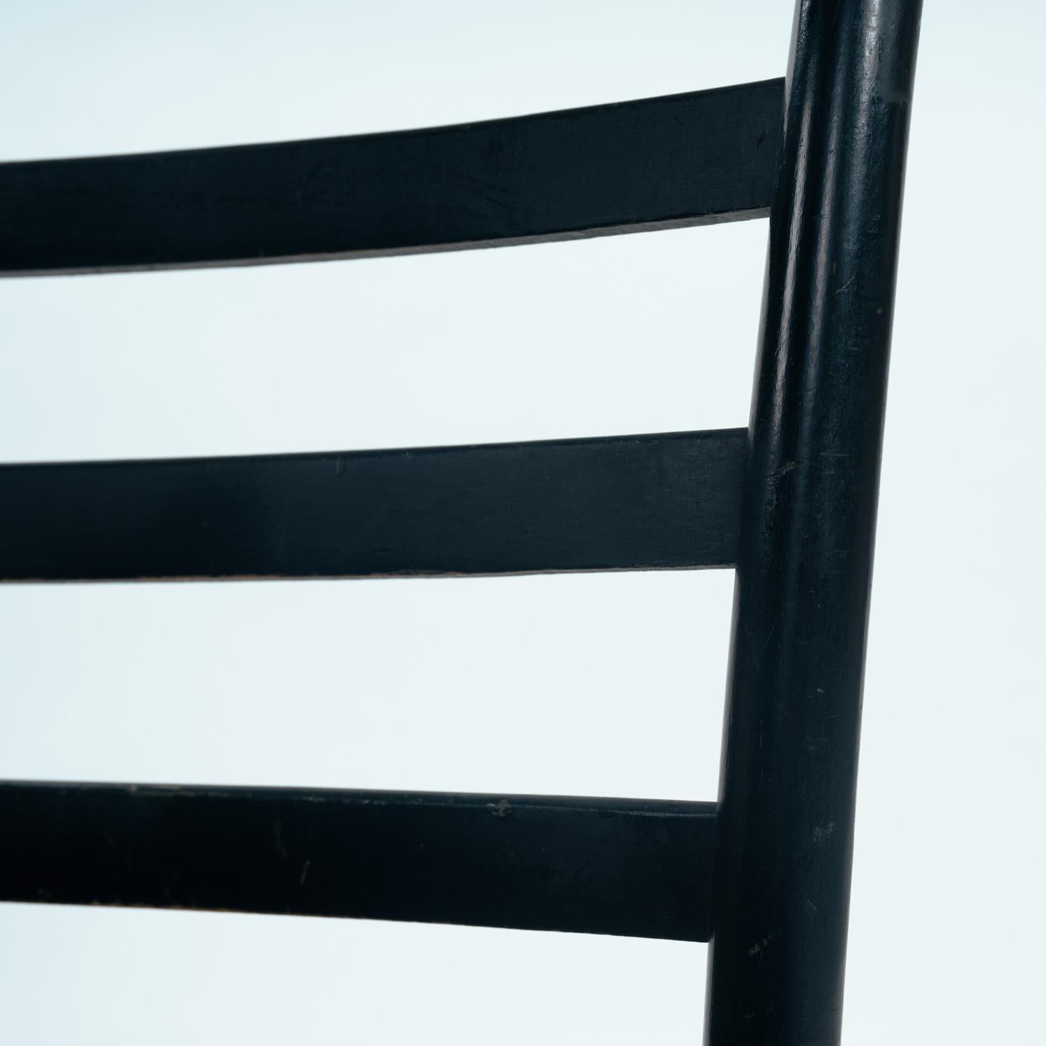 Chiavari Italienischer Stuhl mit hoher Rückenlehne aus ebonisiertem Stroh im Stil von Gio Ponti, 1950er Jahre im Angebot 4