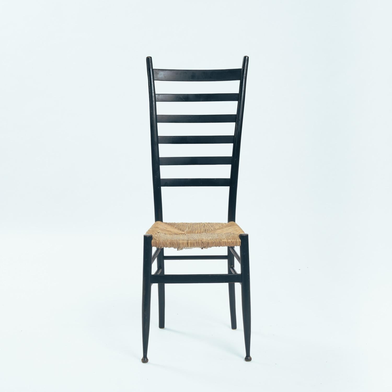 Italienischer Beistellstuhl mit hoher Rückenlehne aus ebonisiertem Strohgeflecht nach Art von Chiavari, 1950er Jahre

Eindeutig in Anlehnung an Chiavari, Gio Ponti
Etwas höher als die normale Sattelstütze (47 cm) ist er perfekt als Beistellstuhl
