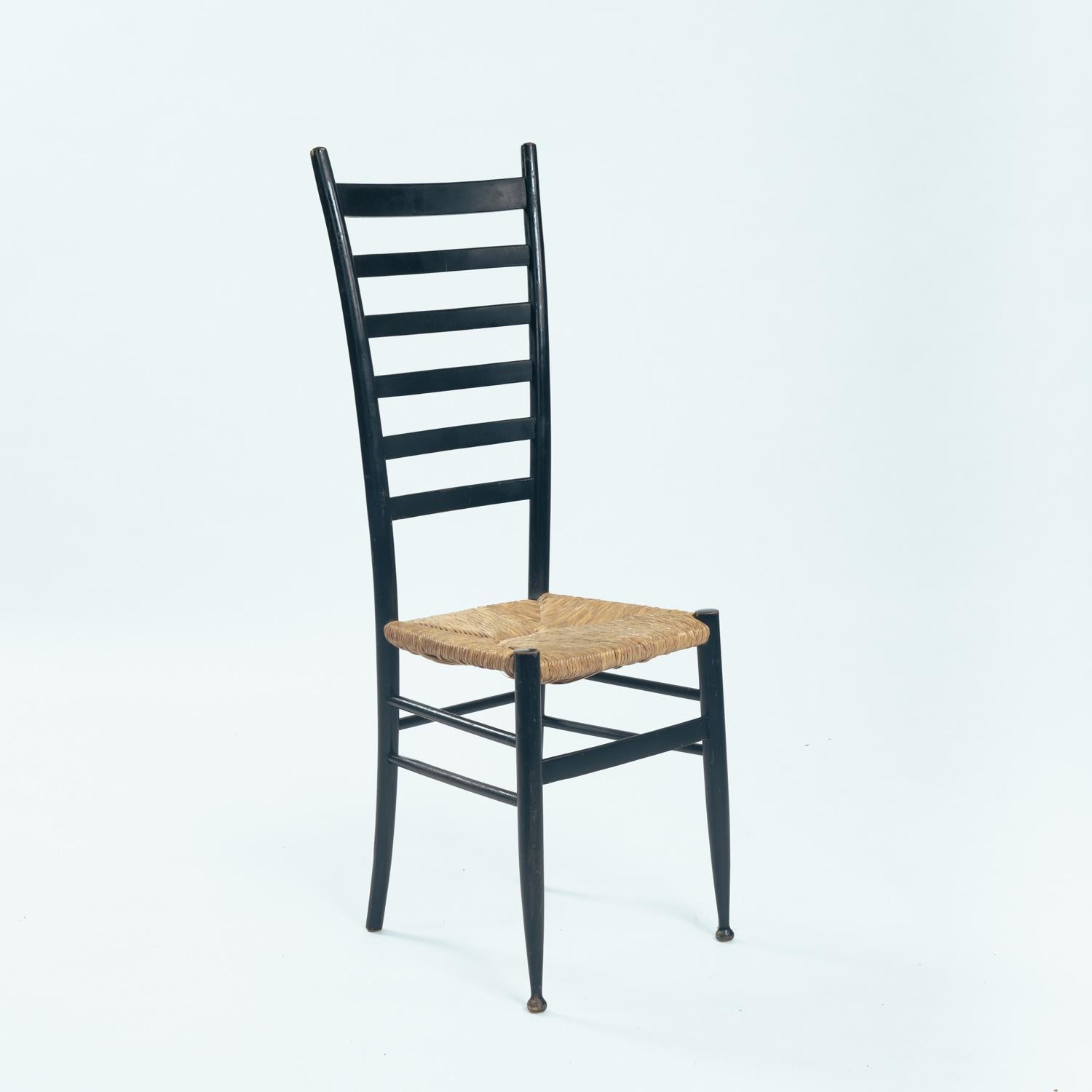 Chiavari Italienischer Stuhl mit hoher Rückenlehne aus ebonisiertem Stroh im Stil von Gio Ponti, 1950er Jahre (Moderne der Mitte des Jahrhunderts) im Angebot