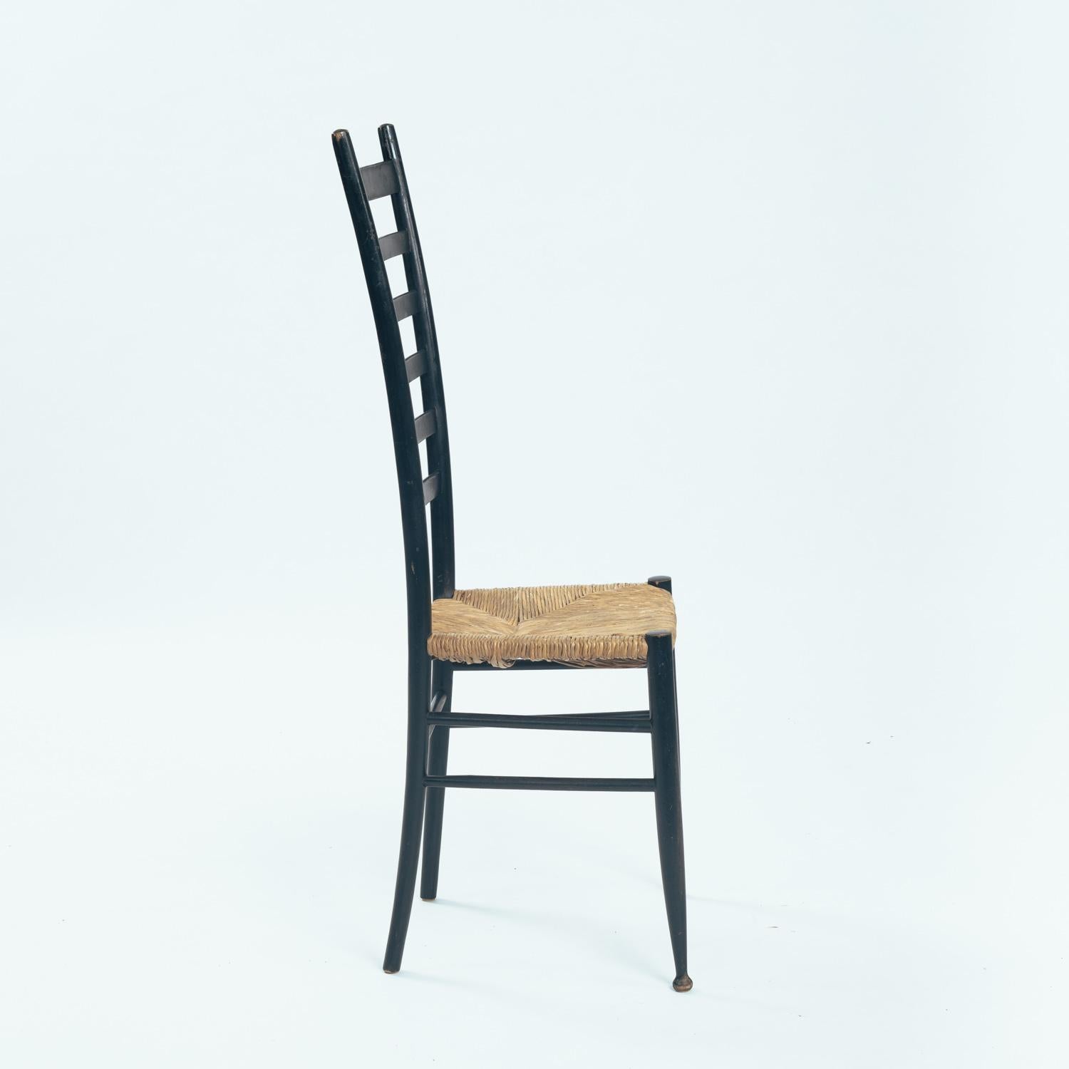 Chiavari Italienischer Stuhl mit hoher Rückenlehne aus ebonisiertem Stroh im Stil von Gio Ponti, 1950er Jahre (Handgewebt) im Angebot