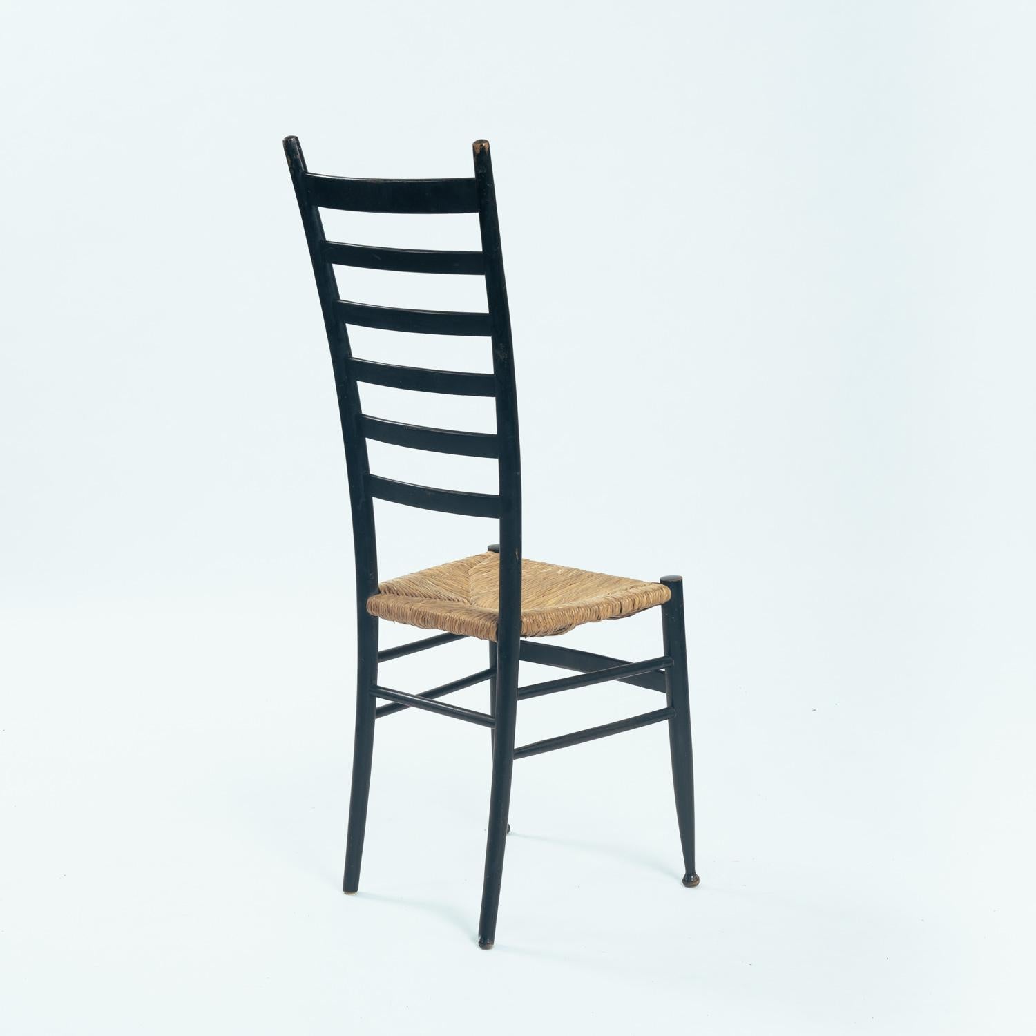 Chiavari Italienischer Stuhl mit hoher Rückenlehne aus ebonisiertem Stroh im Stil von Gio Ponti, 1950er Jahre im Zustand „Gut“ im Angebot in Zevenaar, NL