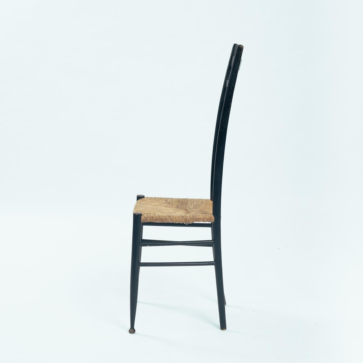 Chiavari Italienischer Stuhl mit hoher Rückenlehne aus ebonisiertem Stroh im Stil von Gio Ponti, 1950er Jahre im Angebot 1