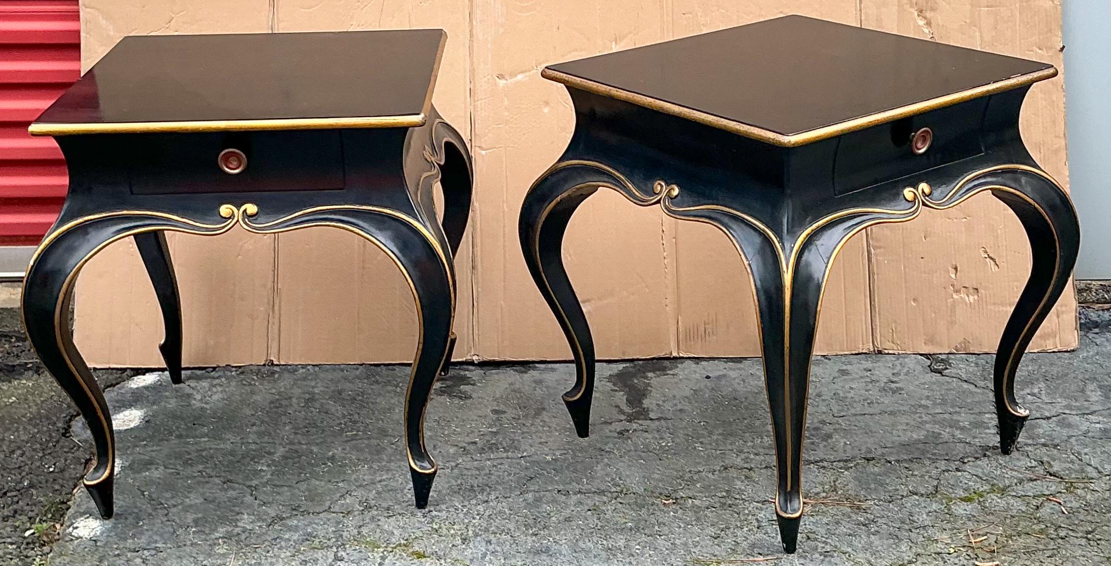 Dies ist ein Paar von ebonisierten Beistelltischen mit vergoldeten Akzenten. Sie haben eine moderne Interpretation des Louis XV-Stils. Jeder Tisch hat eine einzelne Schublade. Sie sind nicht gekennzeichnet. 