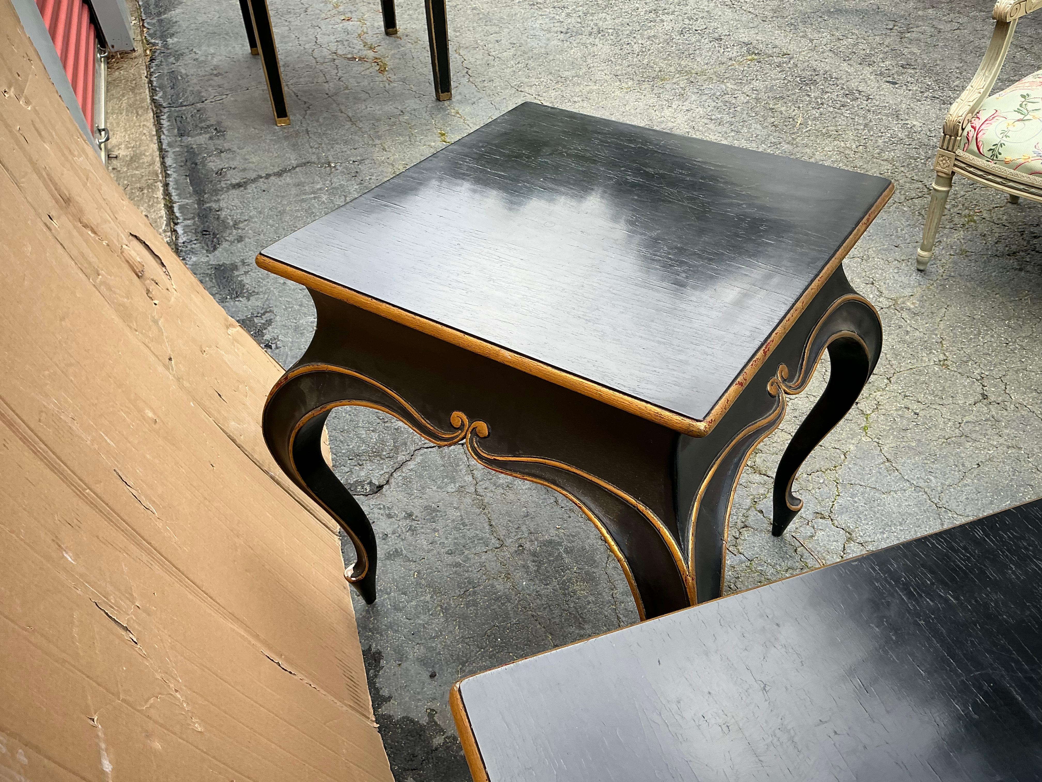 Italienische Beistelltische aus ebonisiertem und vergoldetem Holz mit französischem Louis-XV-Stil, Paar im Zustand „Gut“ im Angebot in Kennesaw, GA