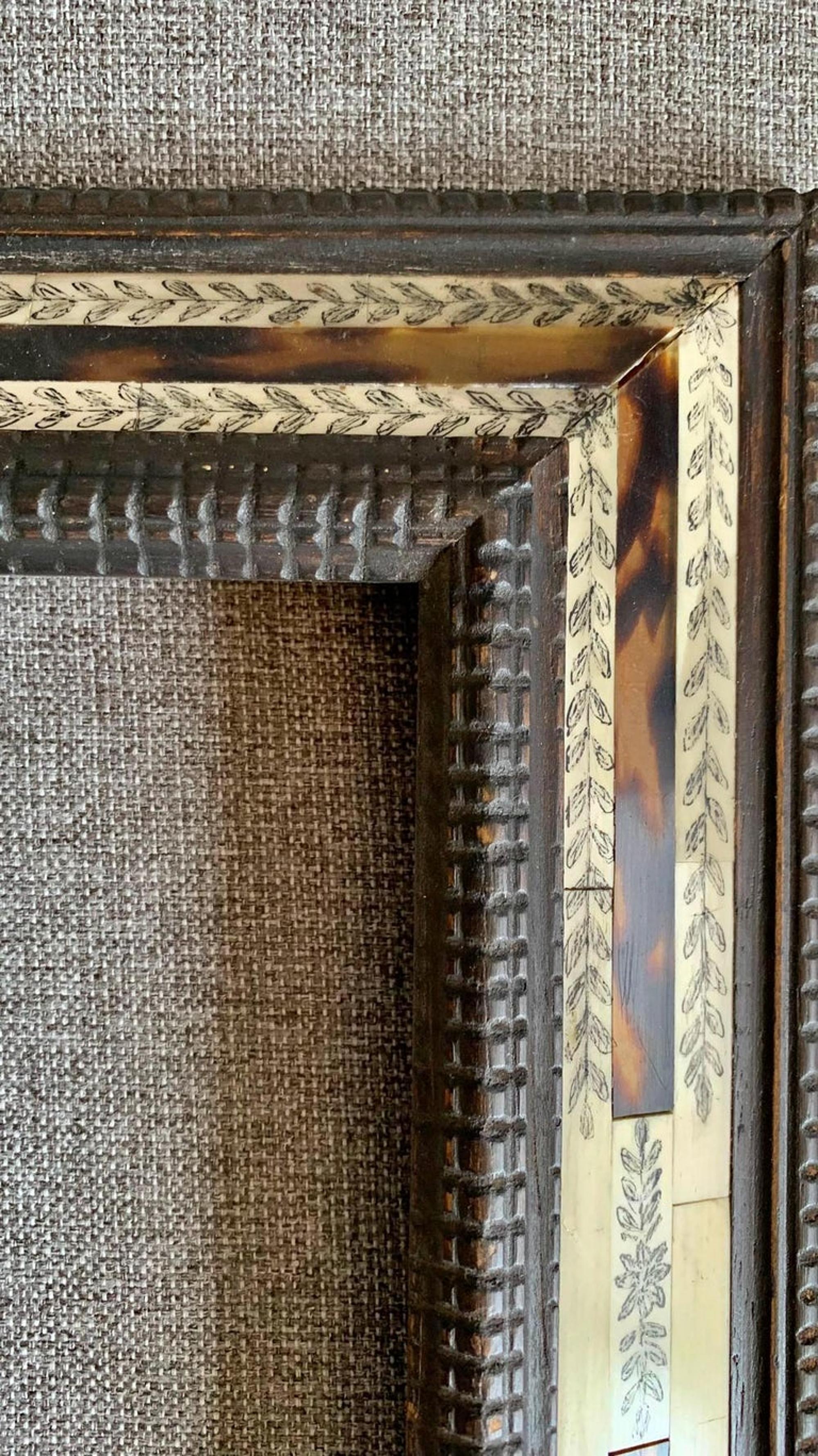 Telaio italiano ebanizzato, tartaruga e osso inciso,
XIX secolo.
Misure: 52 x 41 cm
39,5 x 29,5 cm
Condizioni molto buone.