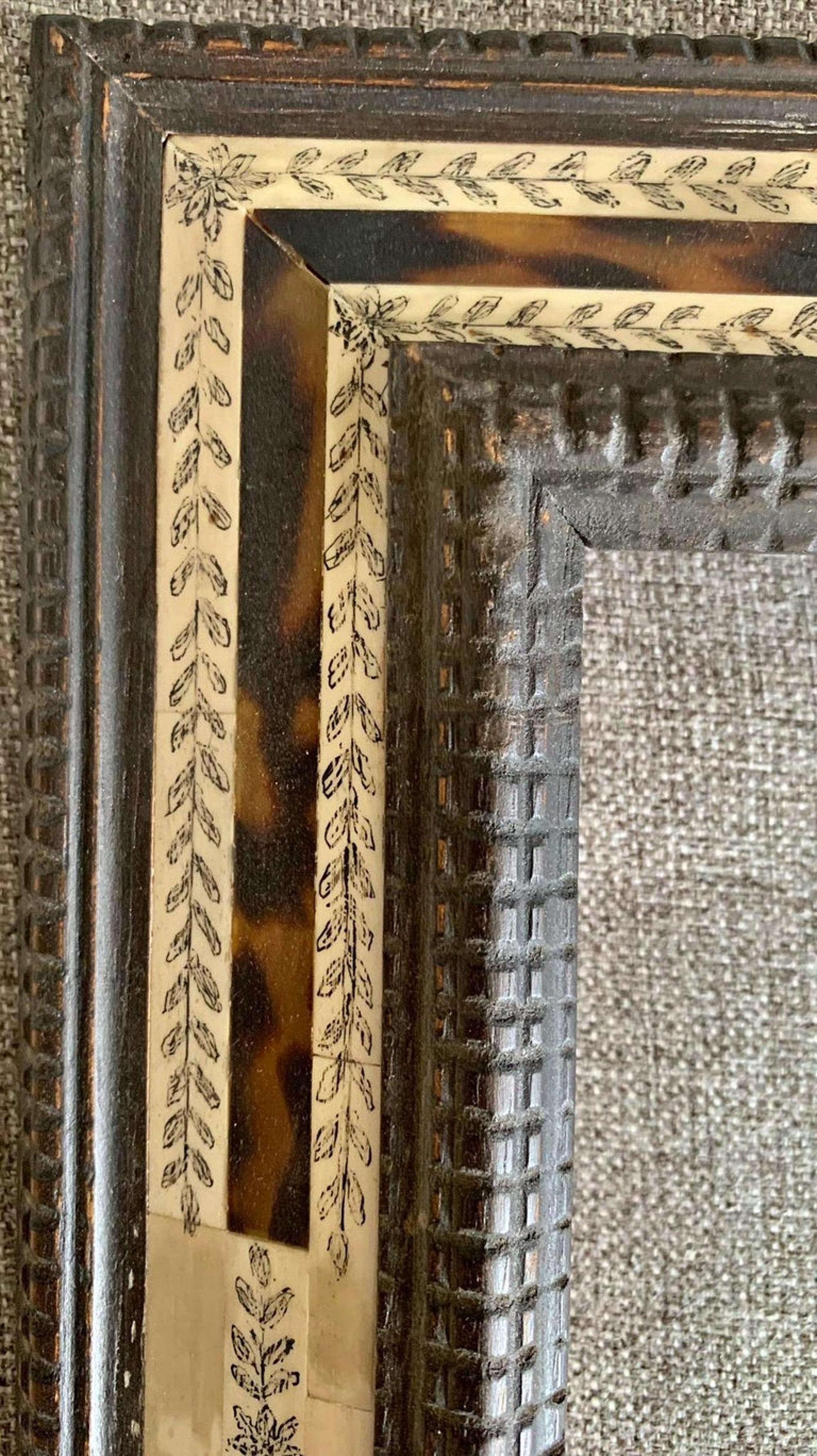 Italiano Cornice italiana ebanizzata, tartaruga e osso inciso, XIX secolo in vendita