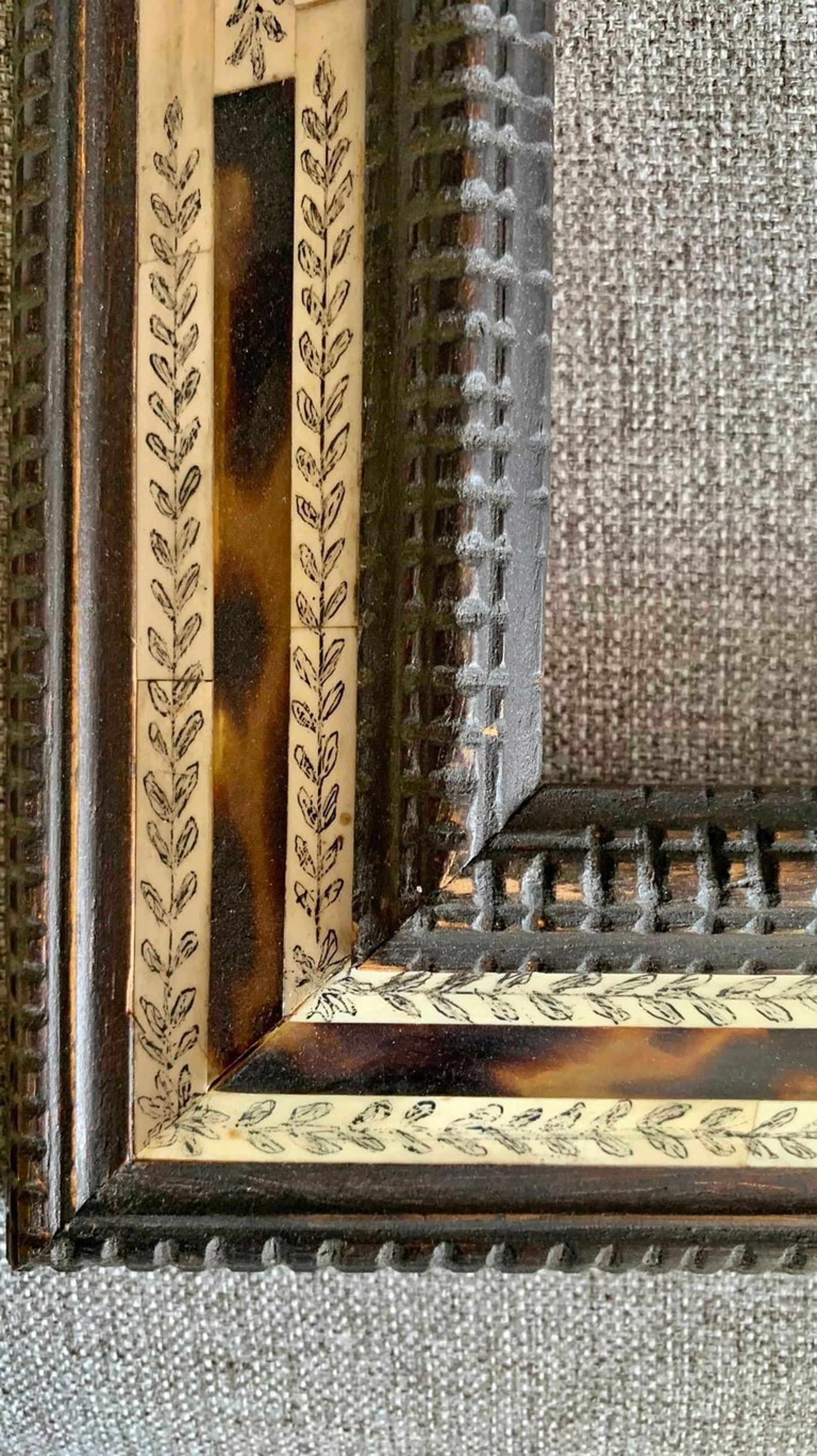 Cornice italiana ebanizzata, tartaruga e osso inciso, XIX secolo In condizioni buone in vendita a Madrid, ES