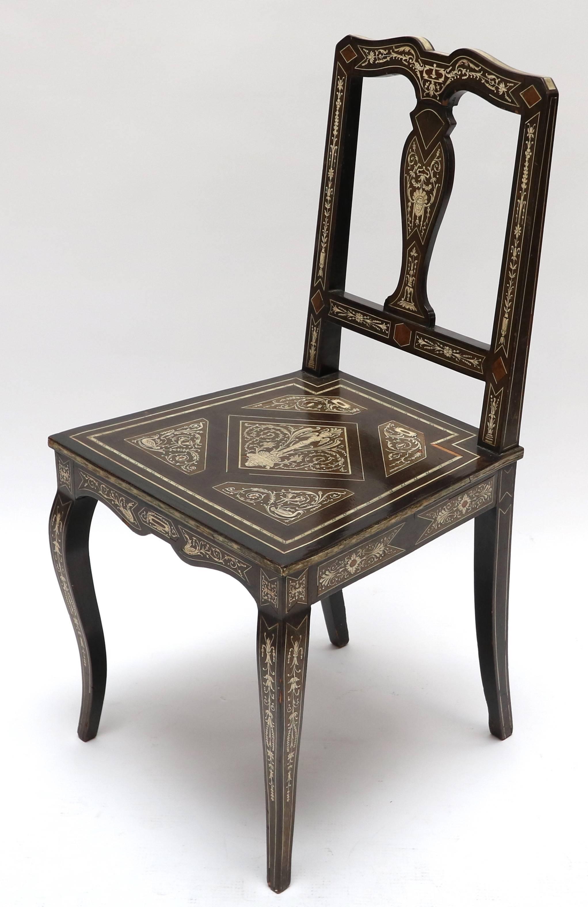 Scrivania secretaire italiana del XIX secolo in ebano e intarsio d'osso con sedia abbinata.