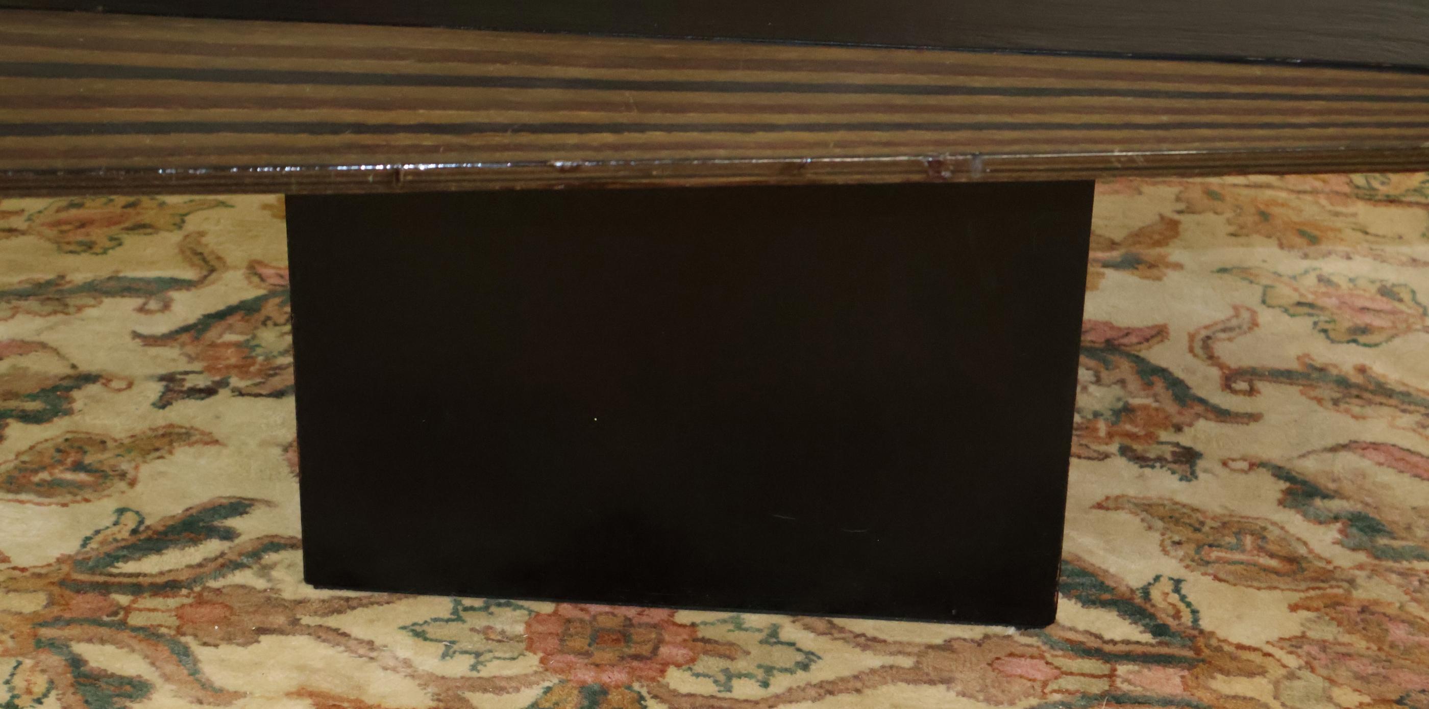 Table basse italienne en ébène et ardoise du milieu du siècle attribuée �à Tobia Scarpa en vente 9
