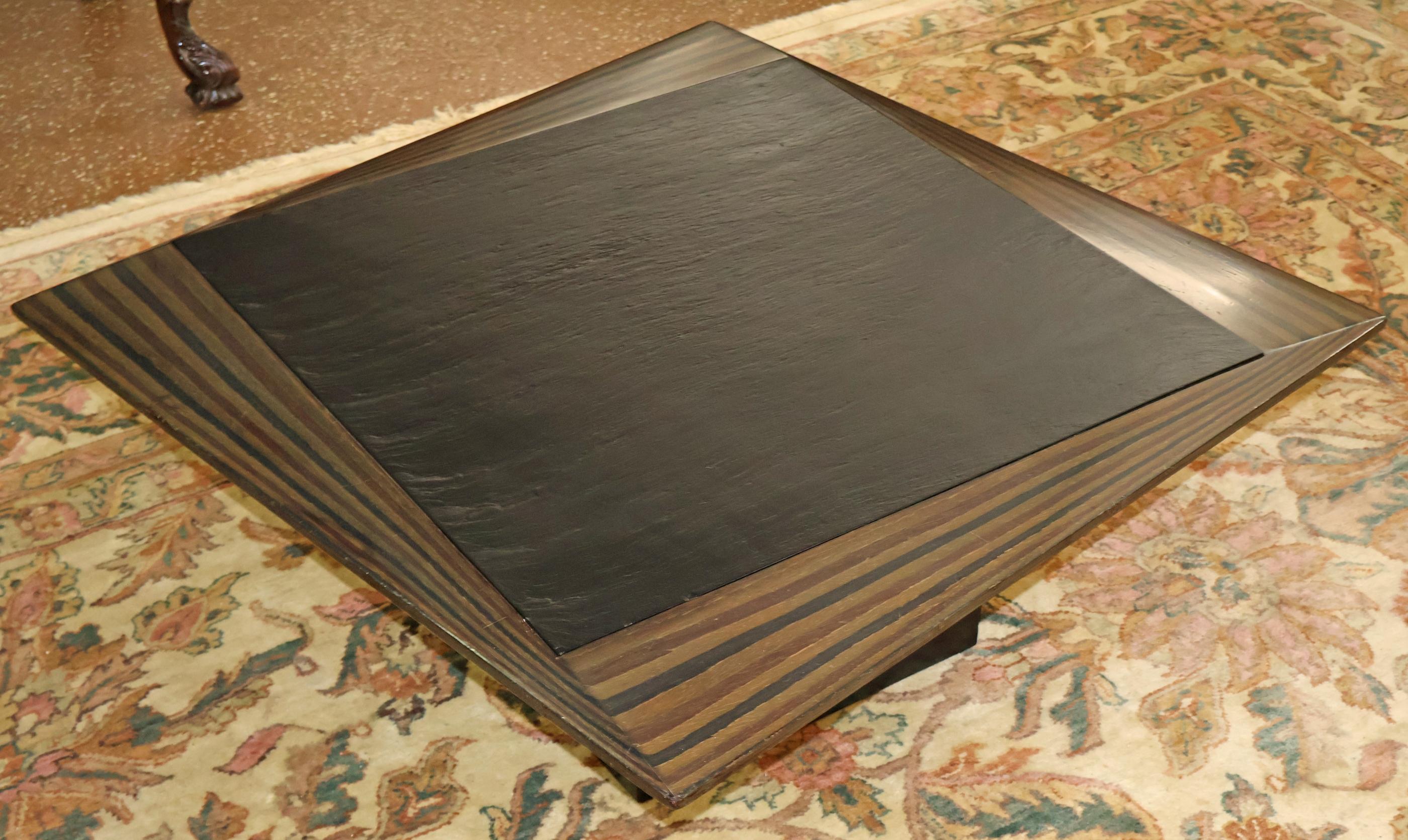Table basse italienne en ébène et ardoise du milieu du siècle attribuée à Tobia Scarpa État moyen - En vente à Long Branch, NJ