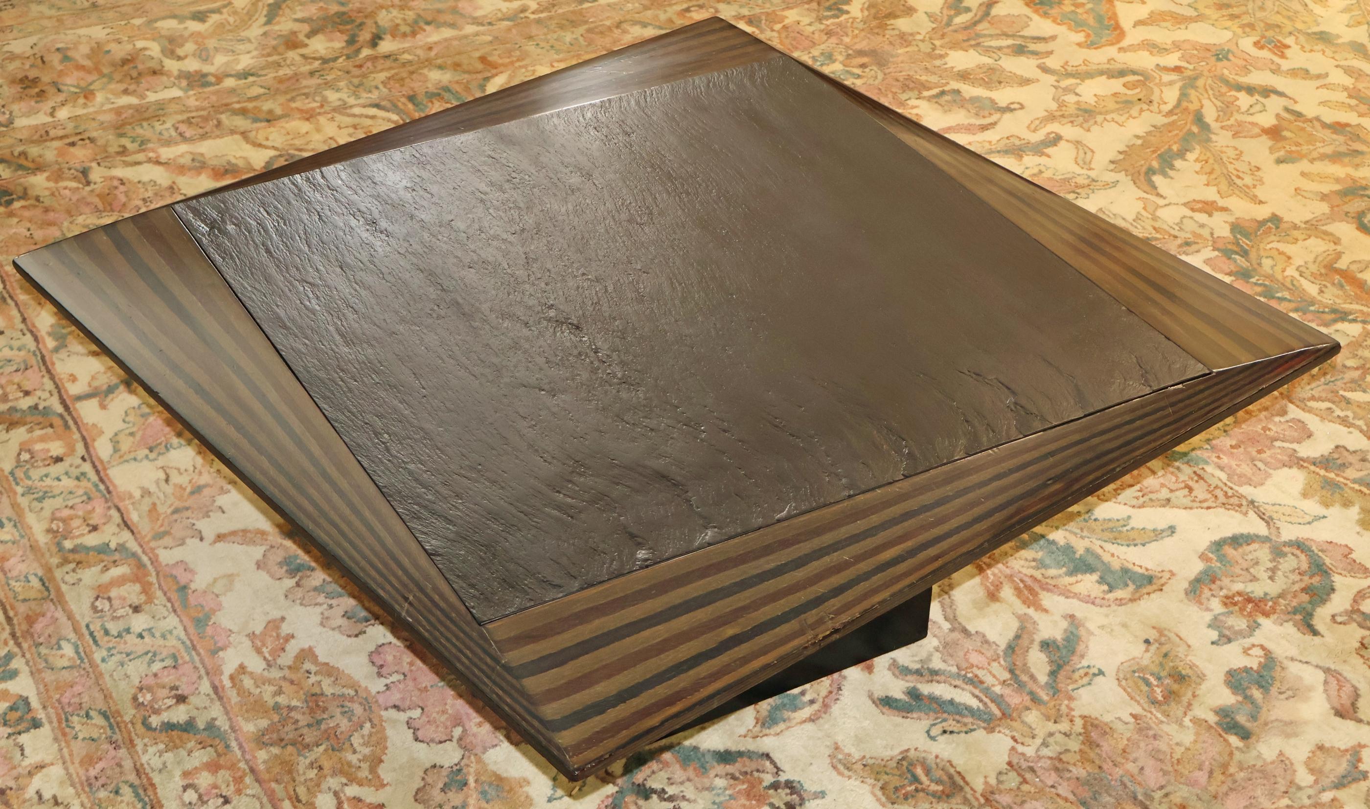 Ardoise Table basse italienne en ébène et ardoise du milieu du siècle attribuée à Tobia Scarpa en vente