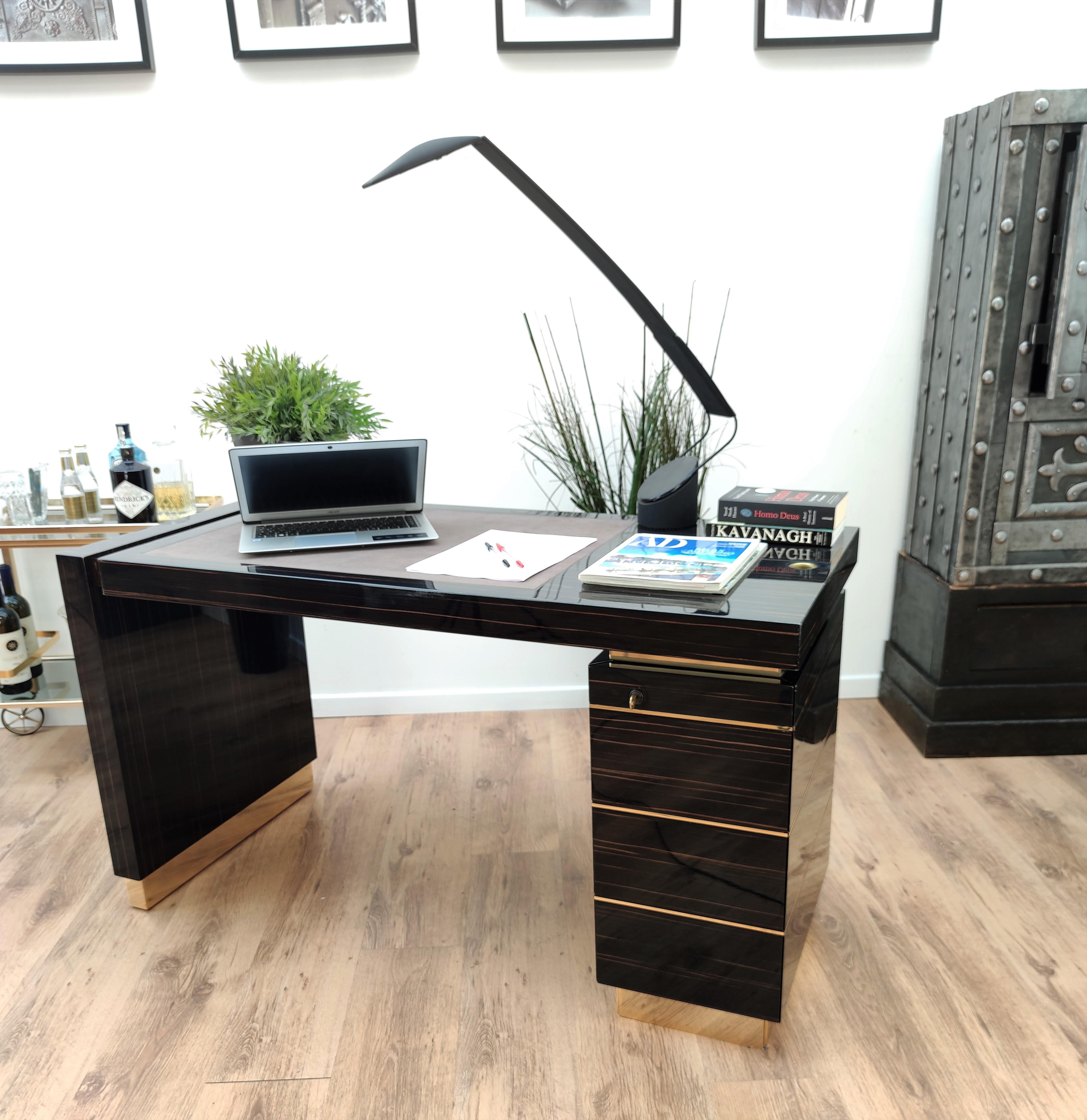 Italian Ebony Wood and Brass Mid-Century Modern Regency Desk Writing Table In Good Condition In Carimate, Como