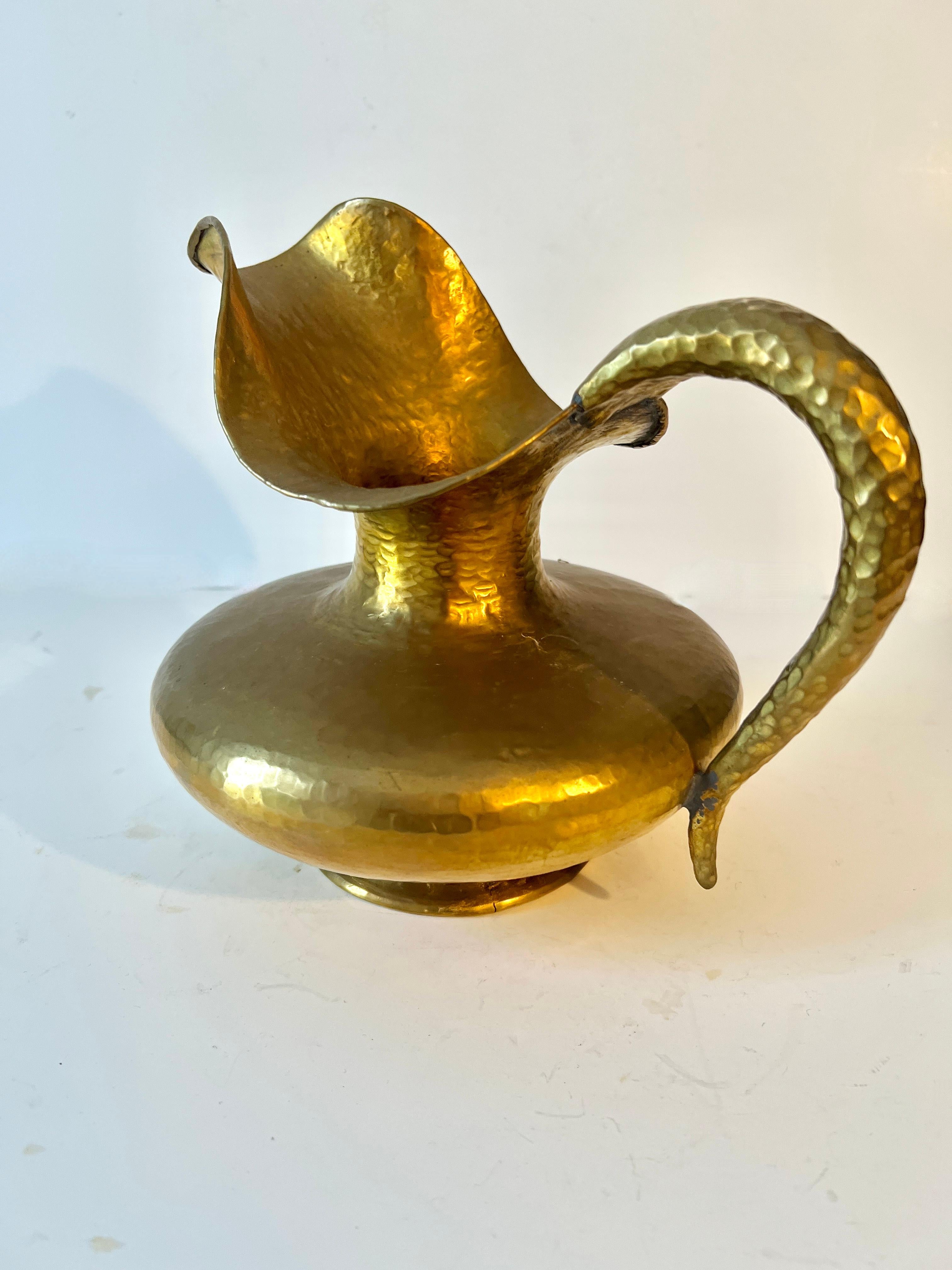 Jarra italiana de latón martillado Egidio Casagrande Martillado en venta